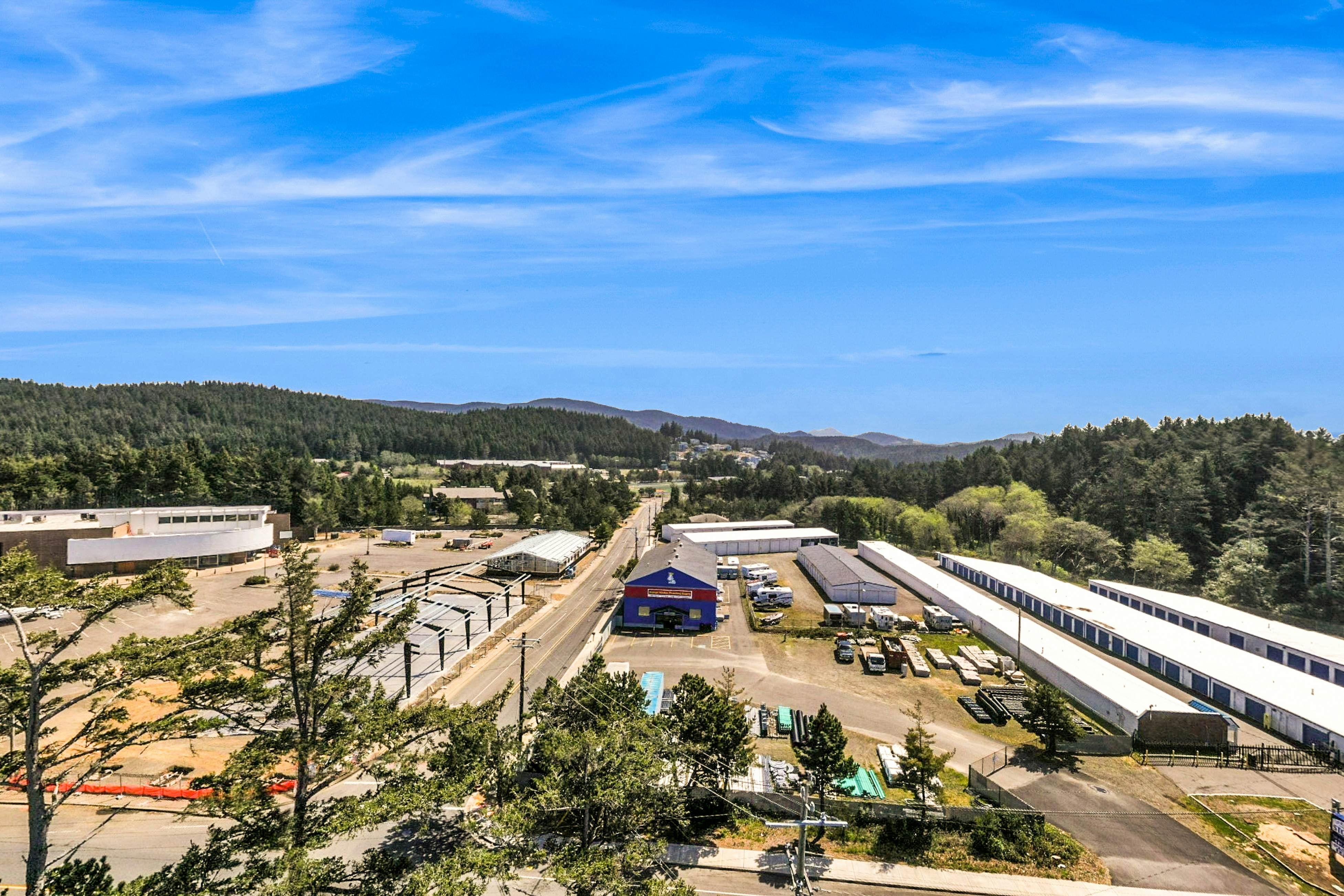 Dog-Friendly Studio with Ocean Views and Balcony - Close to the Beach