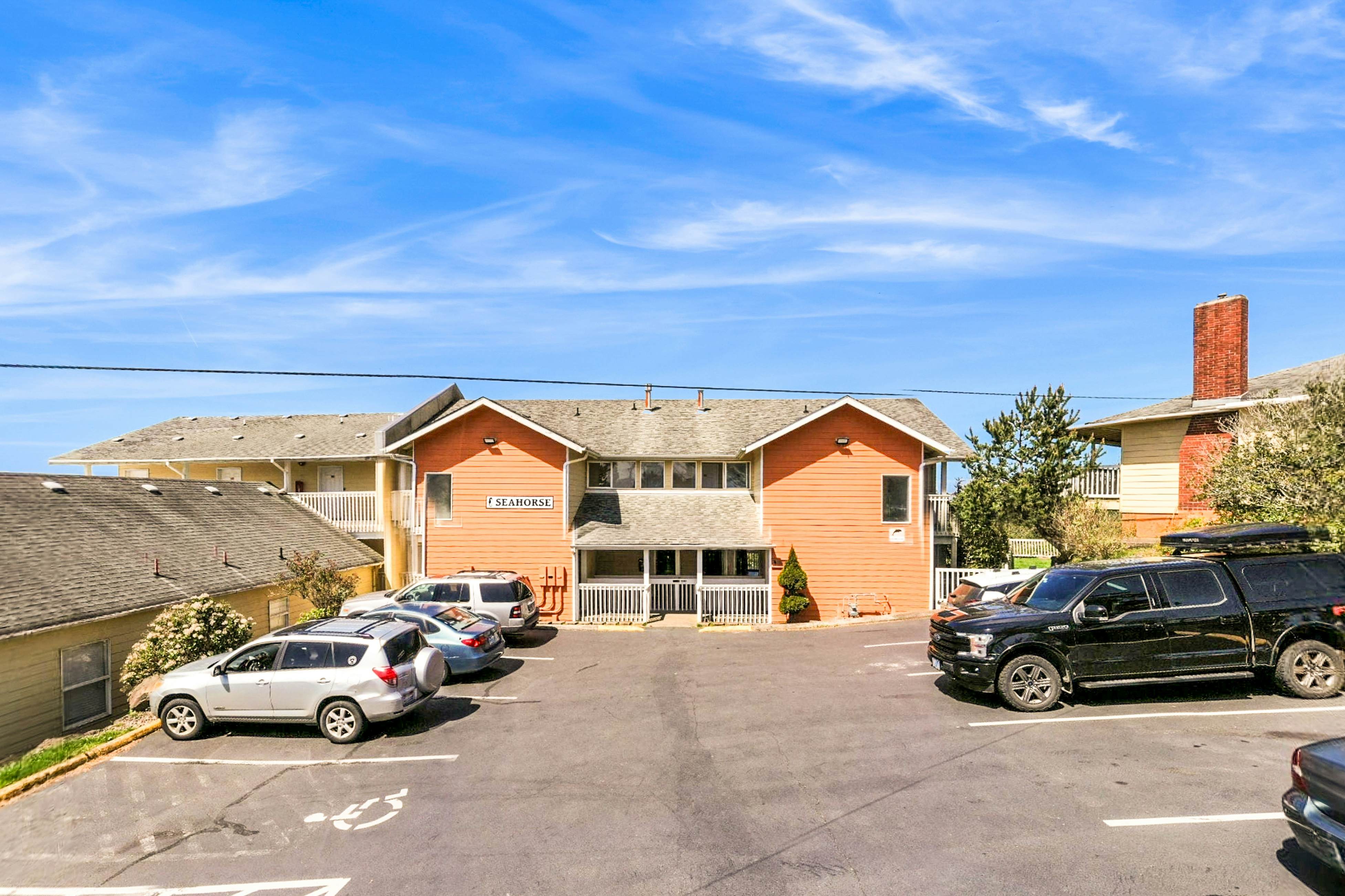 Dog-Friendly Studio with Ocean Views and Balcony - Close to the Beach