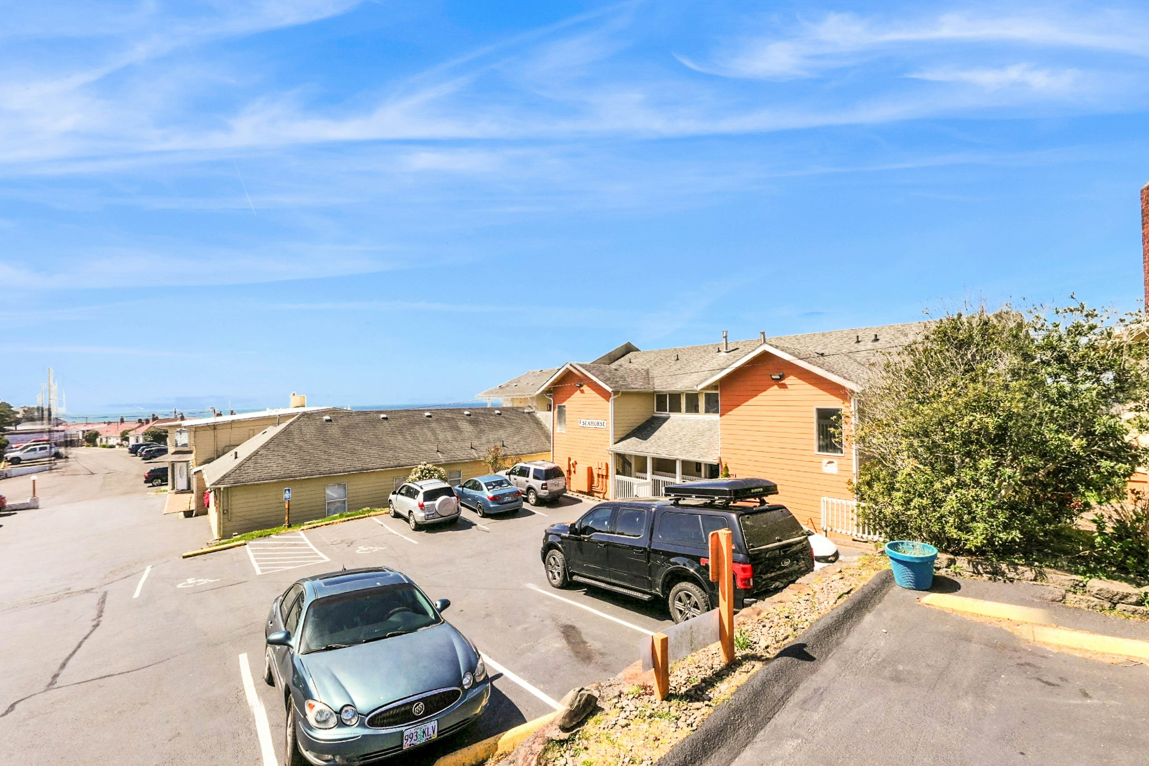 Dog-Friendly Studio with Ocean Views and Balcony - Close to the Beach