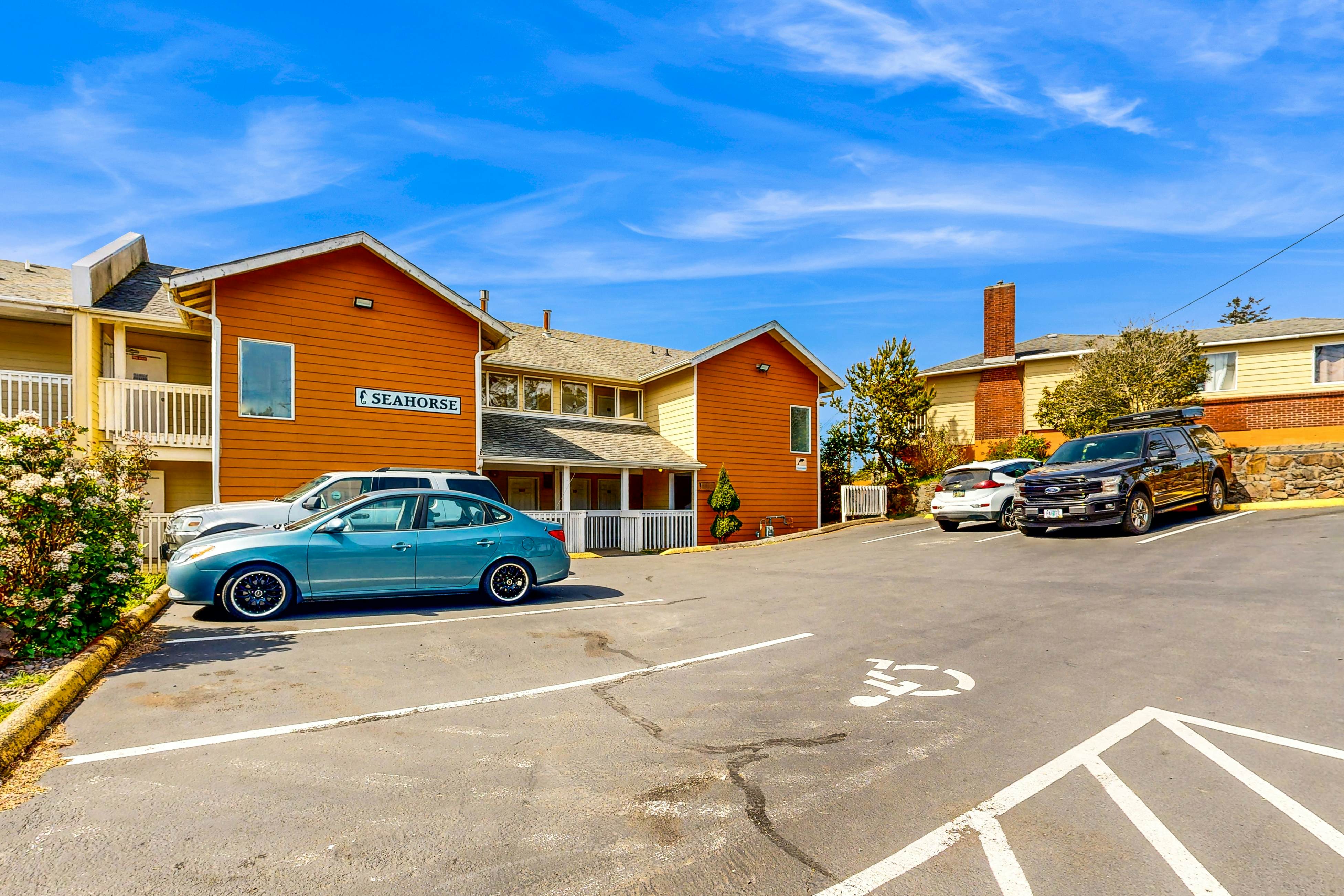 Dog-Friendly Studio with Ocean Views and Balcony - Close to the Beach