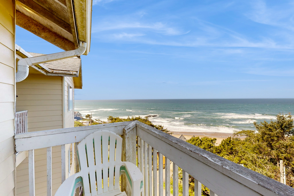 Dog Friendly Studio with Superb Ocean Views and Nearby Beach Access