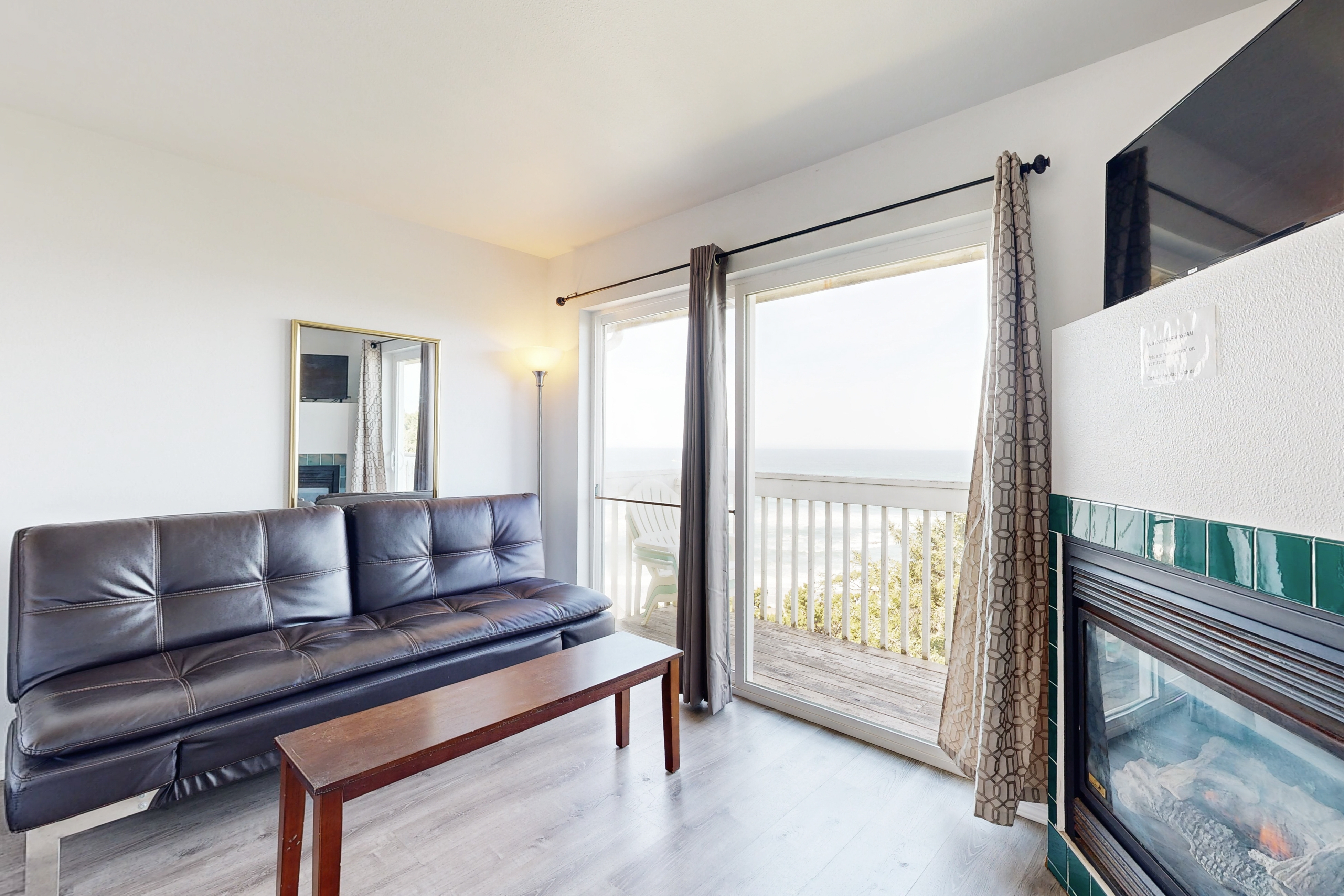 Dog Friendly Studio with Superb Ocean Views and Nearby Beach Access