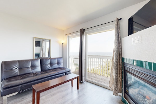 Dog Friendly Studio with Superb Ocean Views and Nearby Beach Access