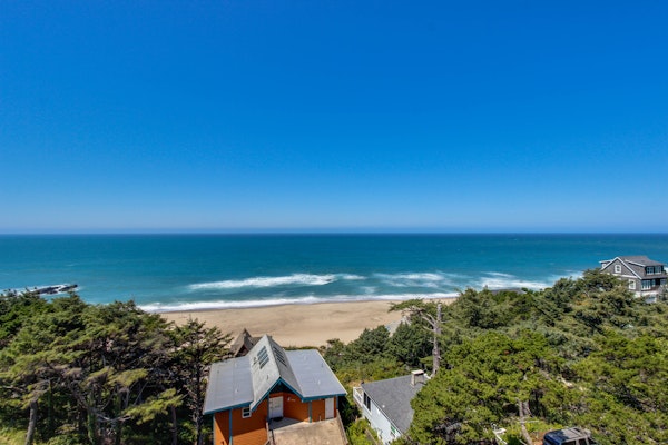 Dog Friendly Studio with Superb Ocean Views and Nearby Beach Access