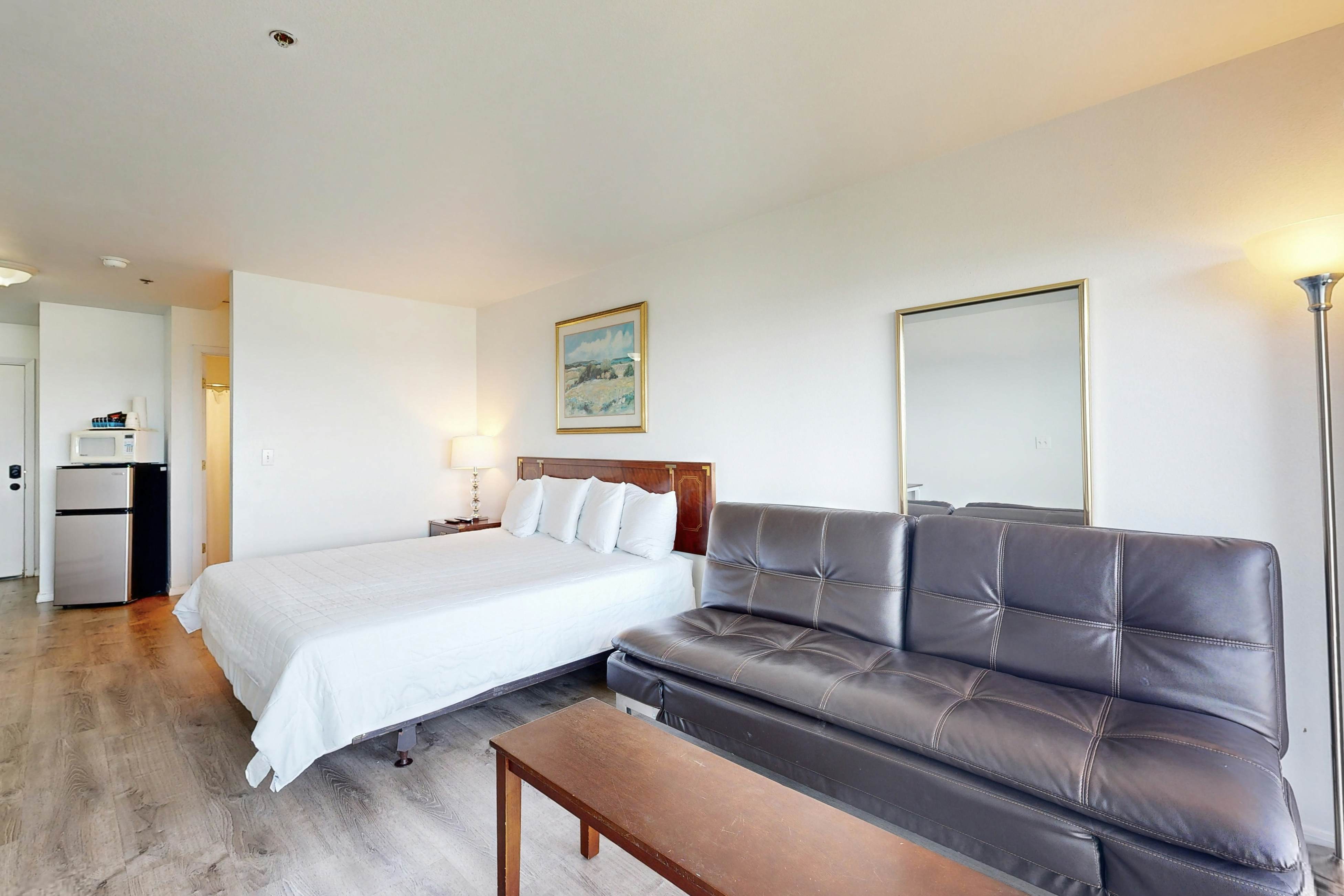 Dog-Friendly Studio with Superb Ocean Views & Nearby Beach Access