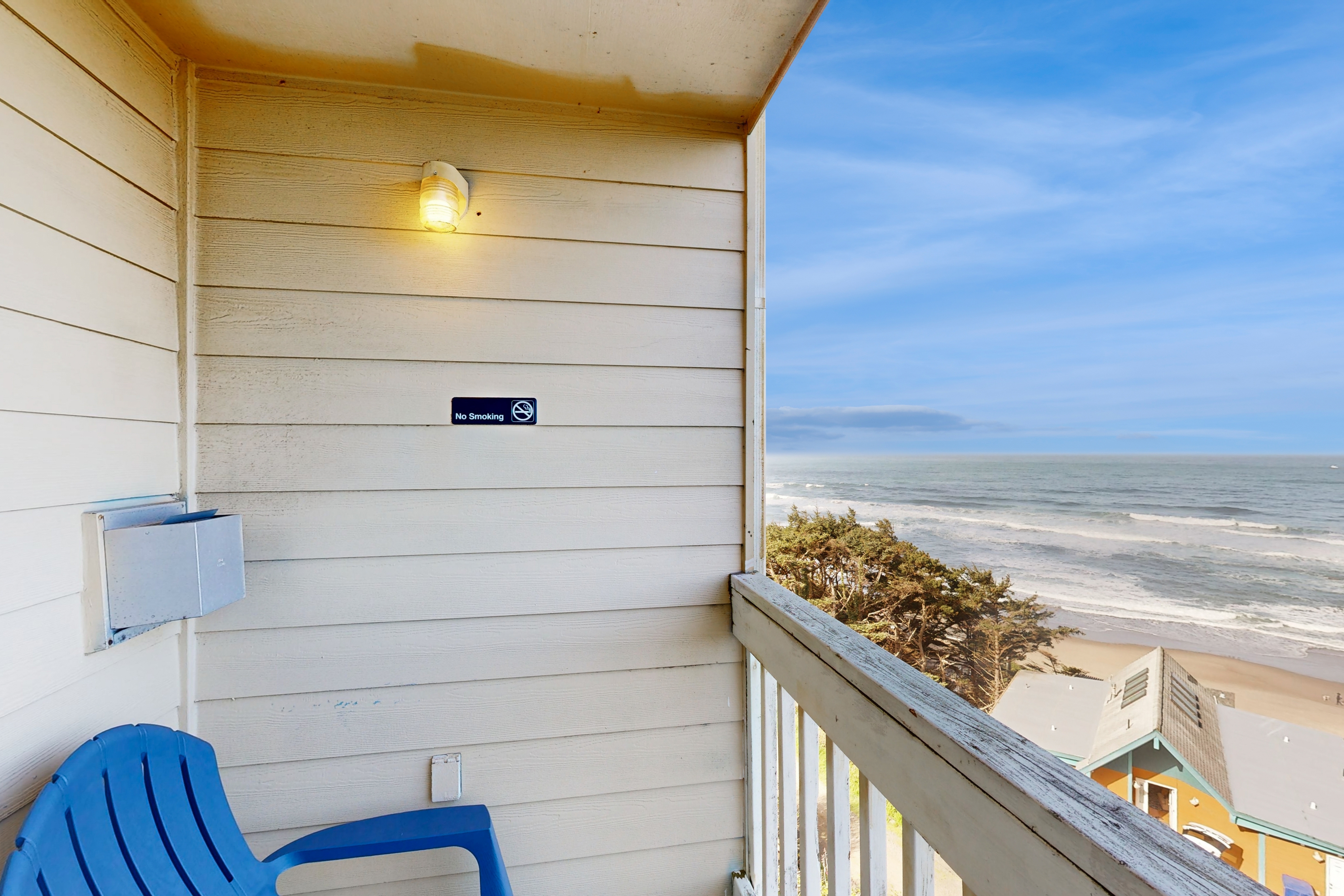 Oceanview Studio on the Main Level Nearby Beach Access Dogs Welcome