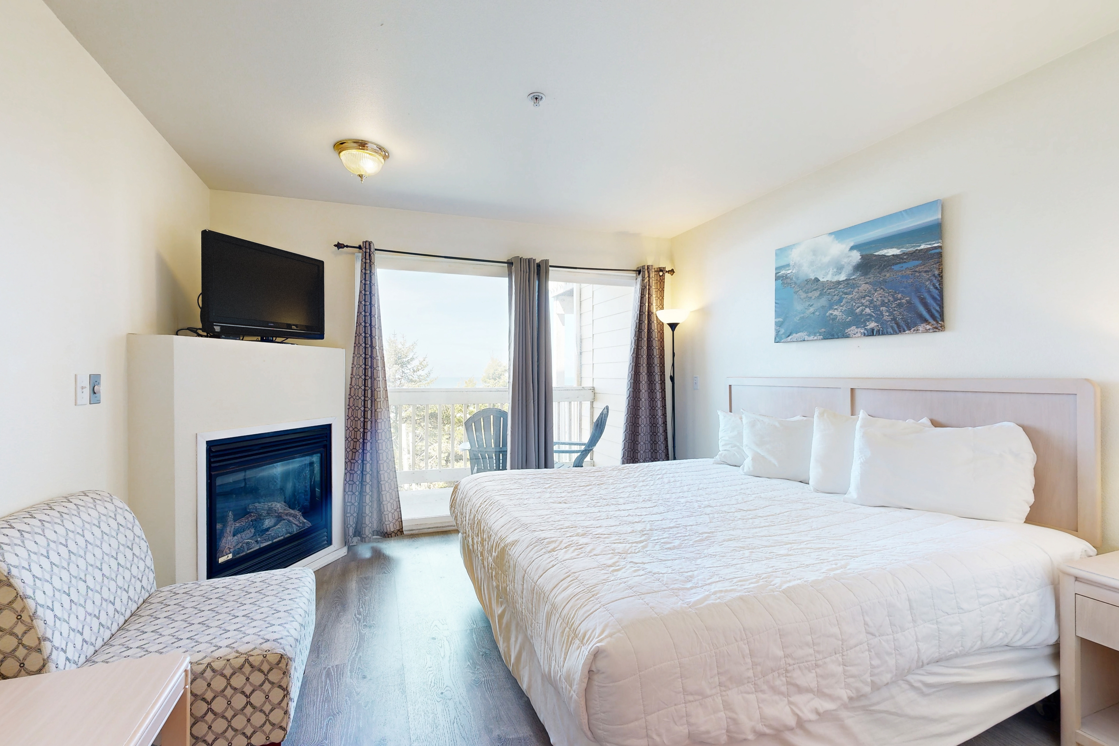 Dog Friendly Suite with Ocean Views Balcony Free WiFi and Nearby Beach Access