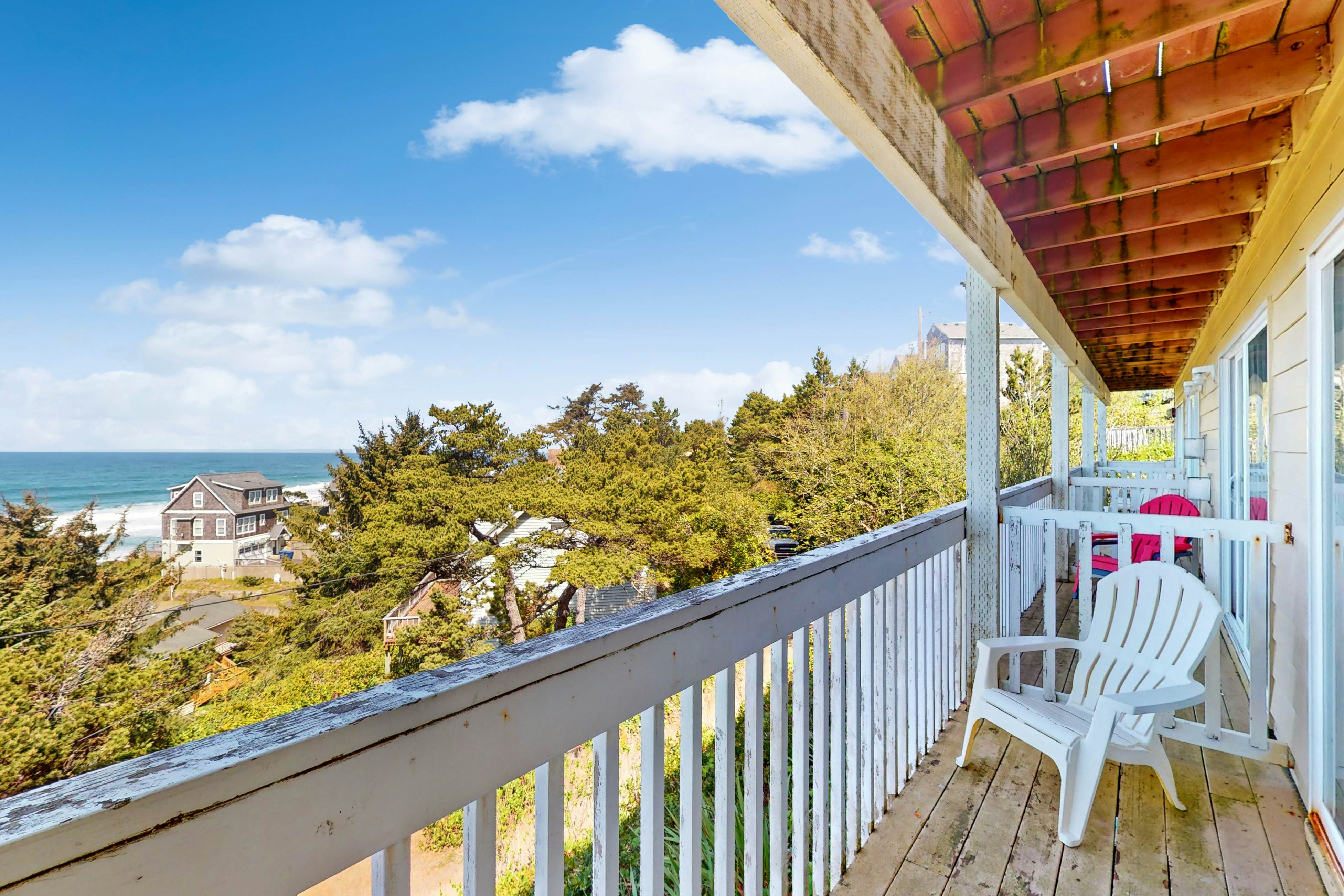 Dog-Friendly Studio with Ocean Views & Free WiFi - Close to Beach Access