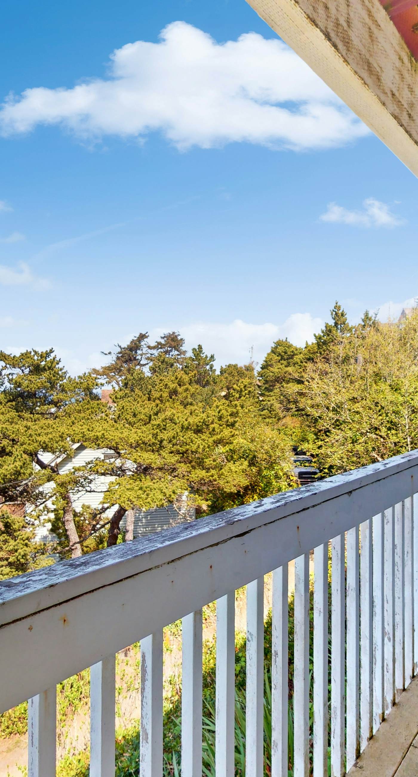 Dog Friendly Studio with Ocean Views and Free WiFi Close to Beach Access