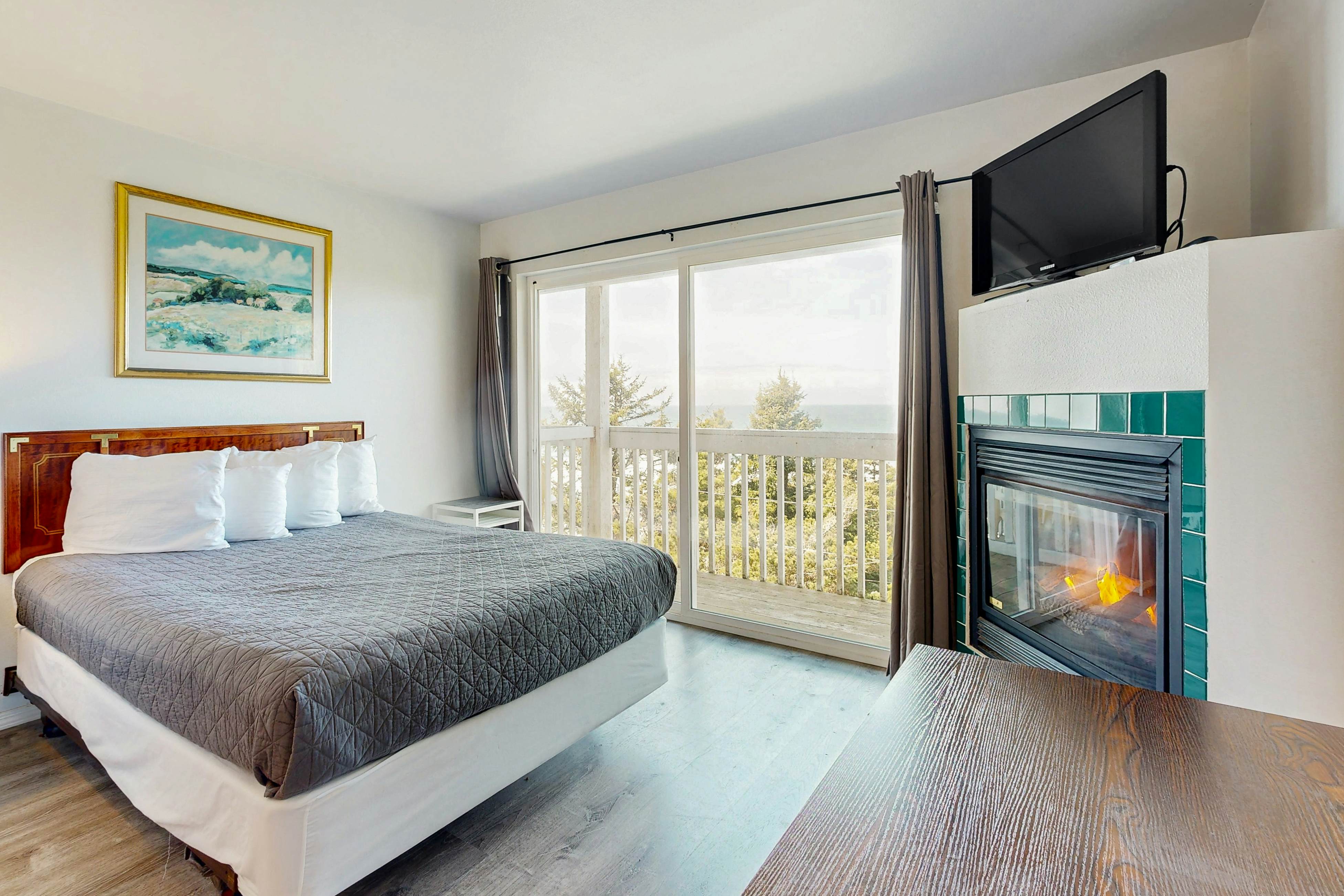 Upper-Level Oceanview Studio Near the Beach - Free WiFi, Dogs Welcome