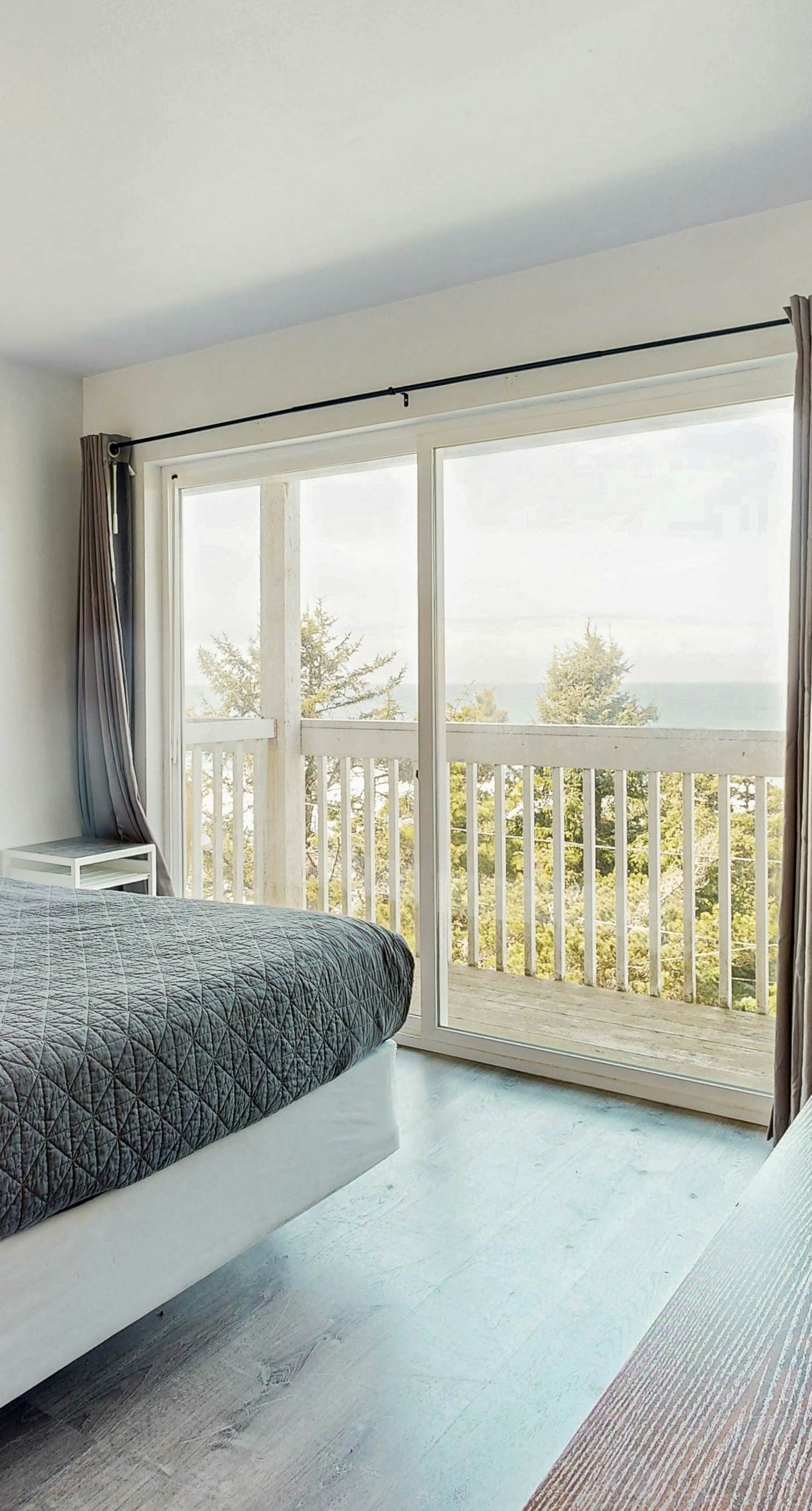 Upper Level Oceanview Studio Near the Beach Free WiFi Dogs Welcome