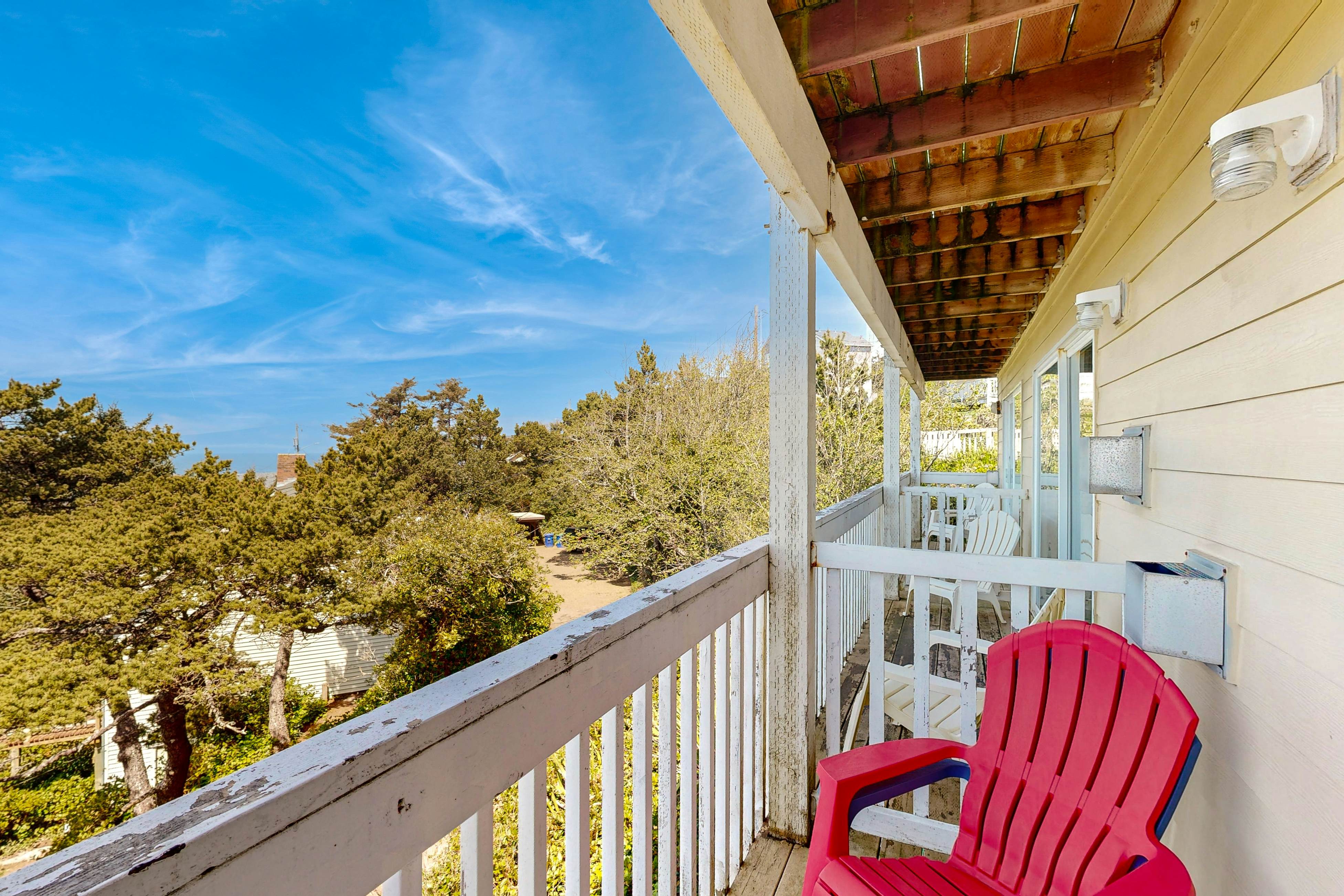 Upper-Level Oceanview Studio Near the Beach - Free WiFi, Dogs Welcome