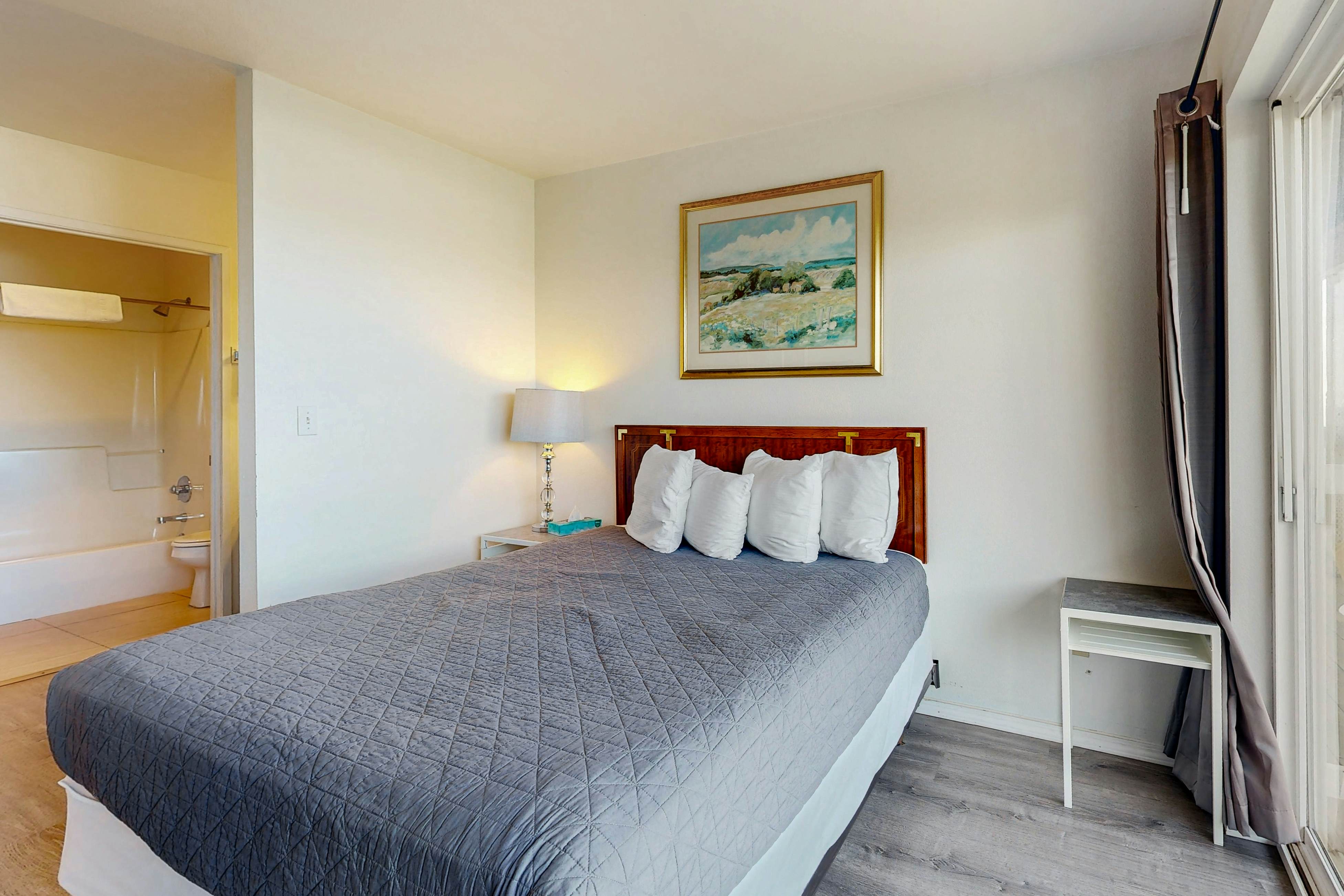 Upper-Level Oceanview Studio Near the Beach - Free WiFi, Dogs Welcome