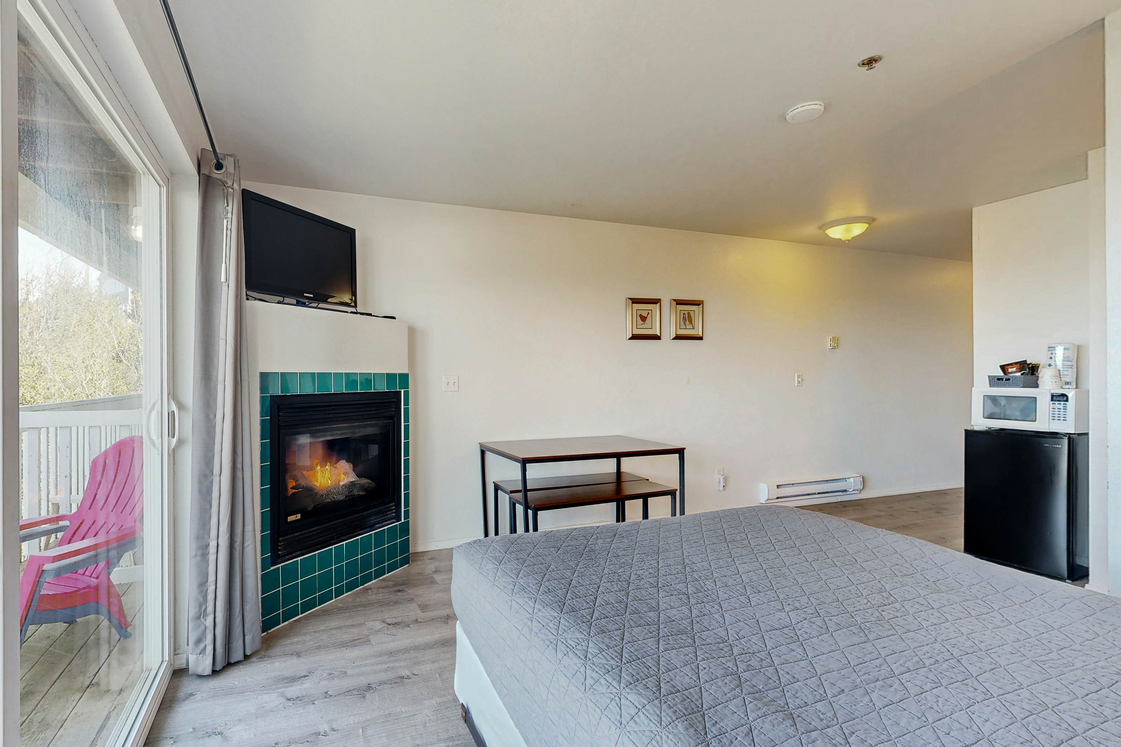 Upper-Level Oceanview Studio Near the Beach - Free WiFi, Dogs Welcome