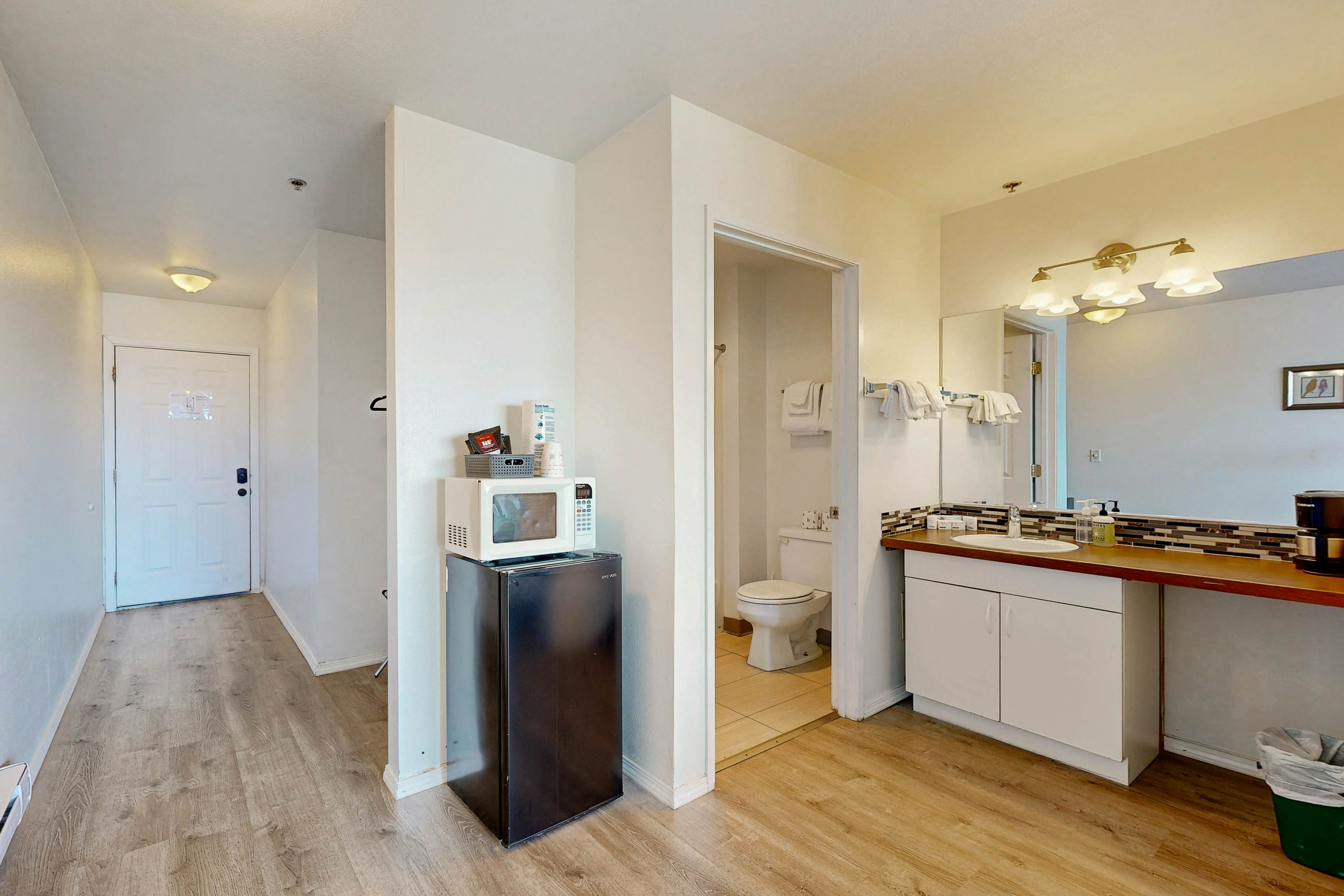 Upper-Level Oceanview Studio Near the Beach - Free WiFi, Dogs Welcome