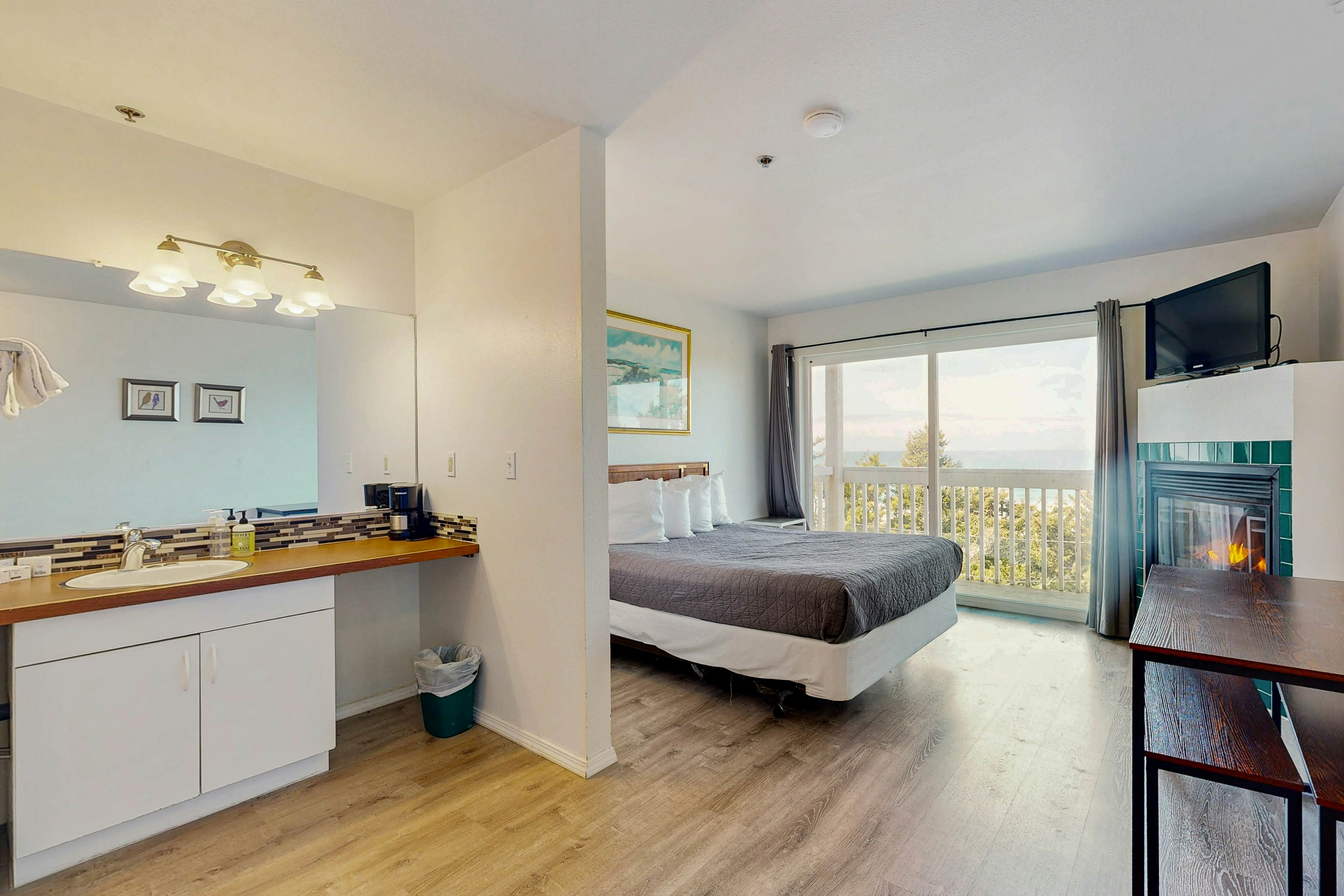 Upper-Level Oceanview Studio Near the Beach - Free WiFi, Dogs Welcome