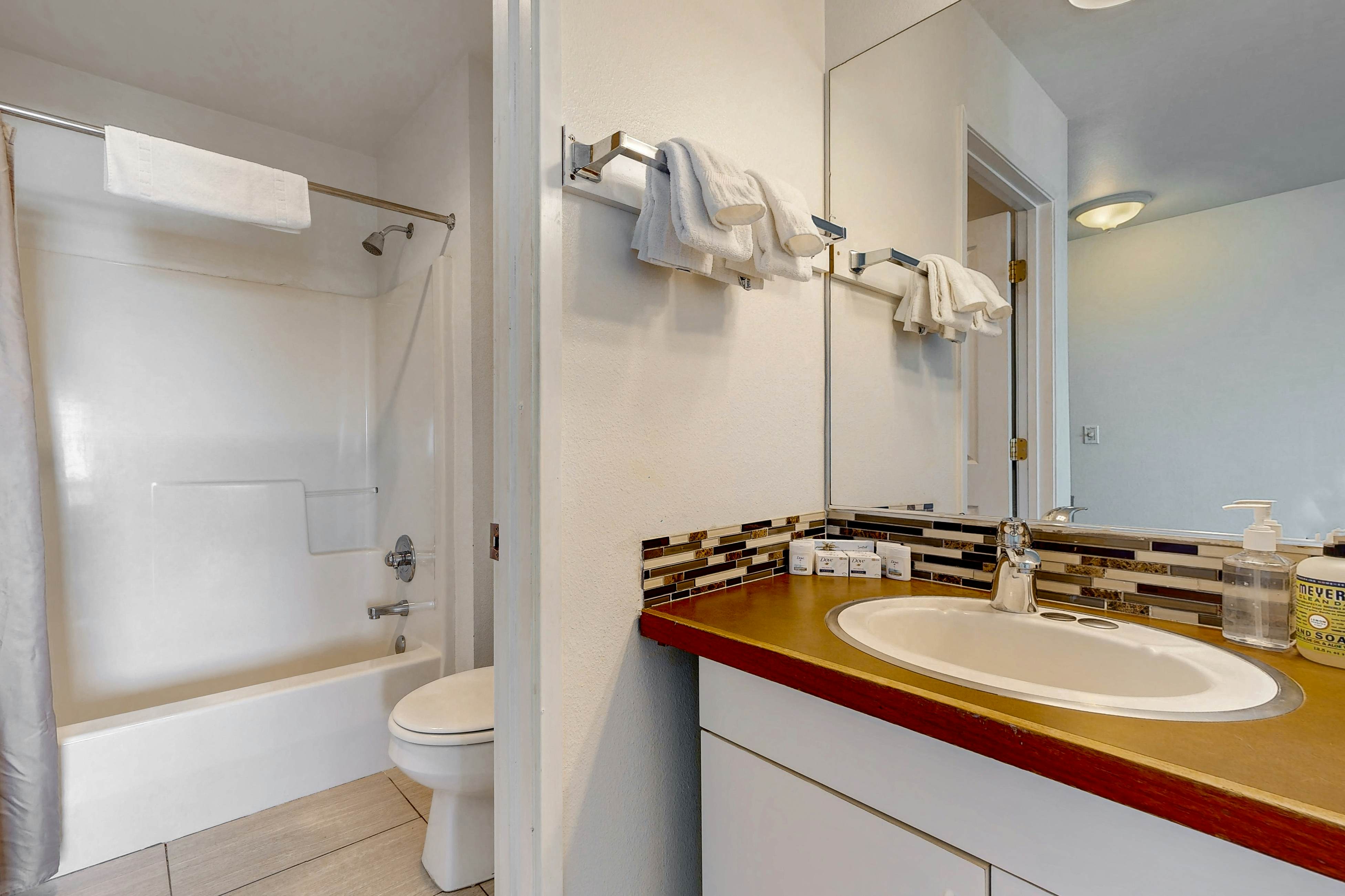 Upper-Level Oceanview Studio Near the Beach - Free WiFi, Dogs Welcome