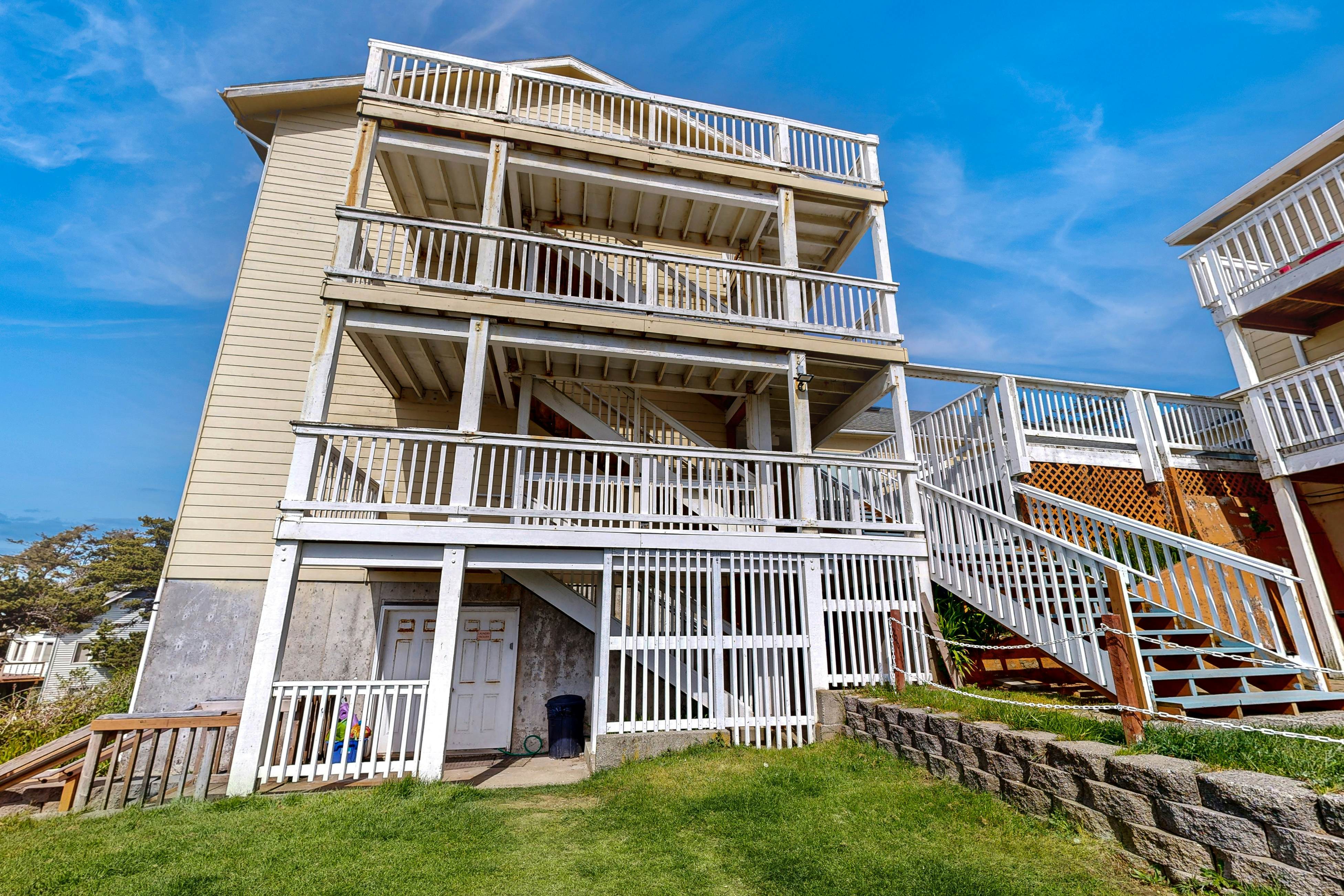 Upper-Level Oceanview Studio Near the Beach - Free WiFi, Dogs Welcome