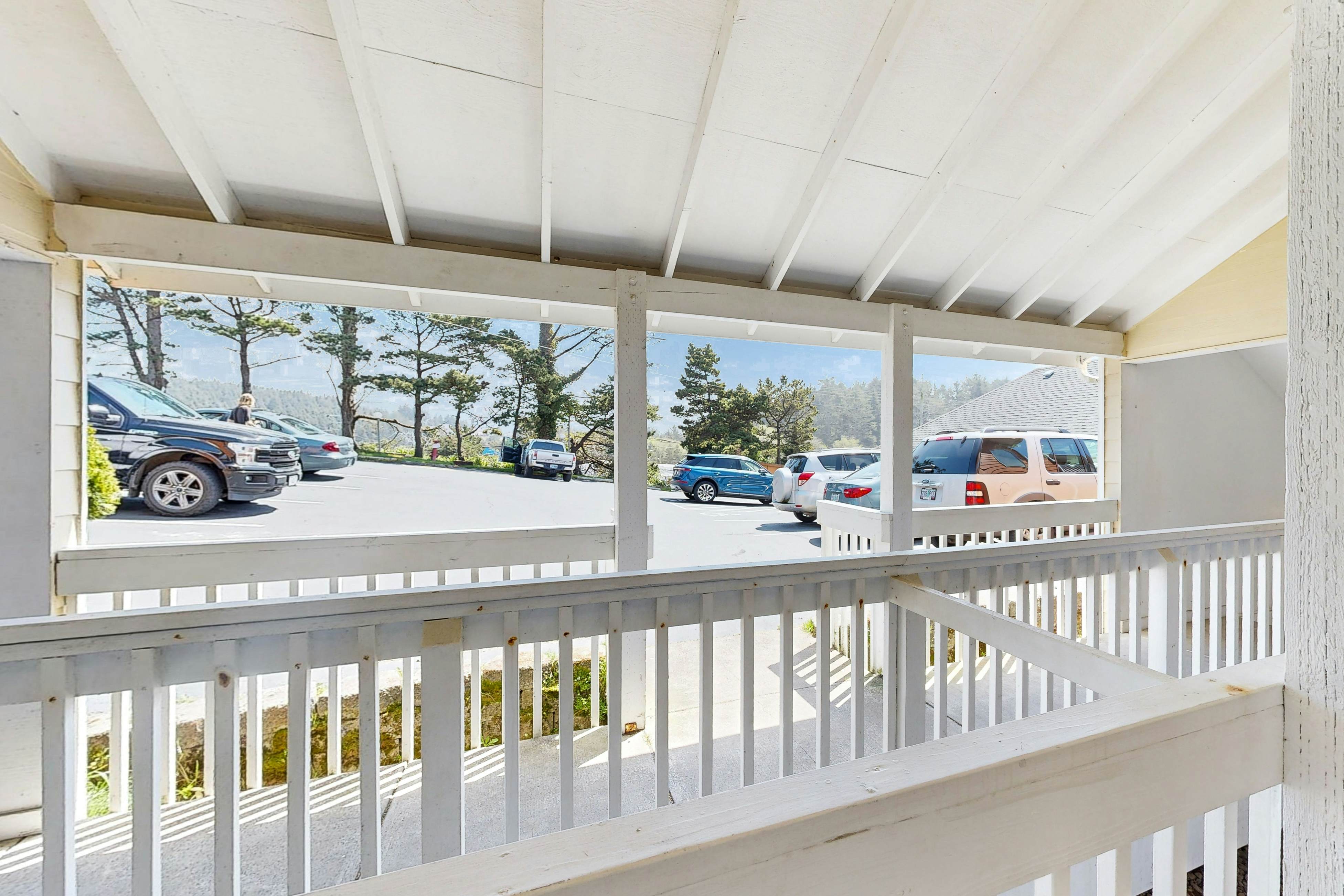 Upper-Level Oceanview Studio Near the Beach - Free WiFi, Dogs Welcome