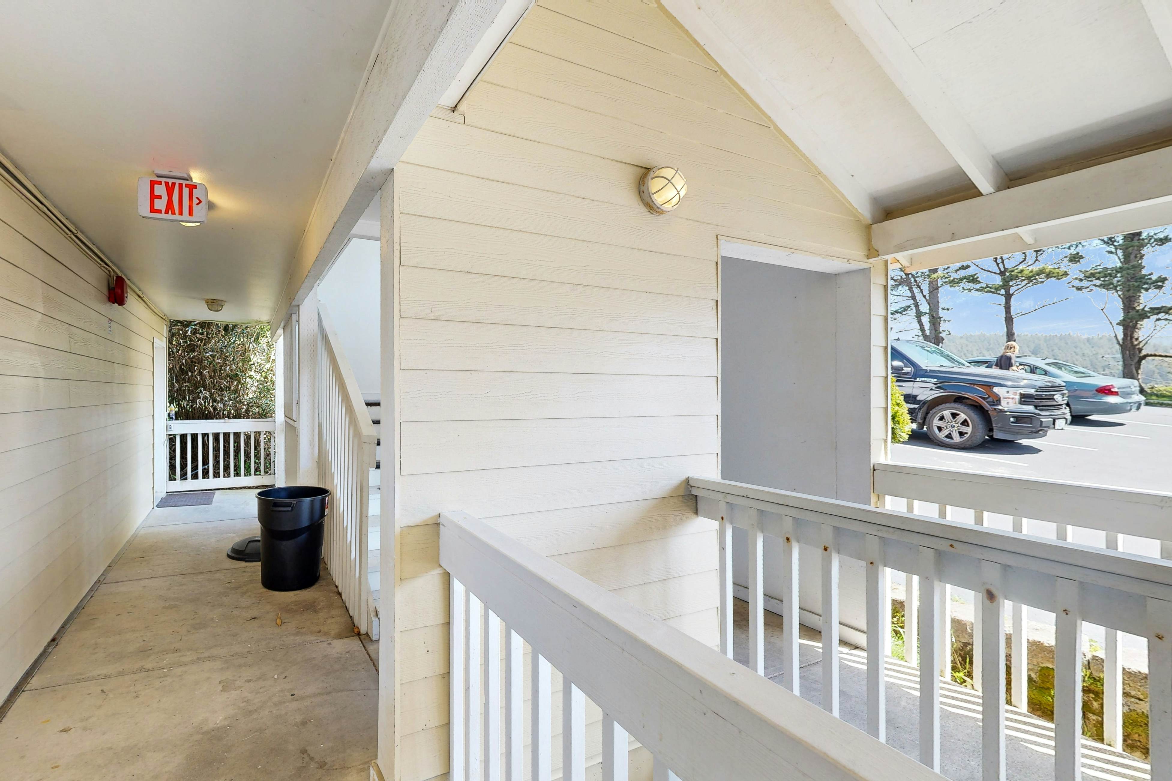 Upper-Level Oceanview Studio Near the Beach - Free WiFi, Dogs Welcome