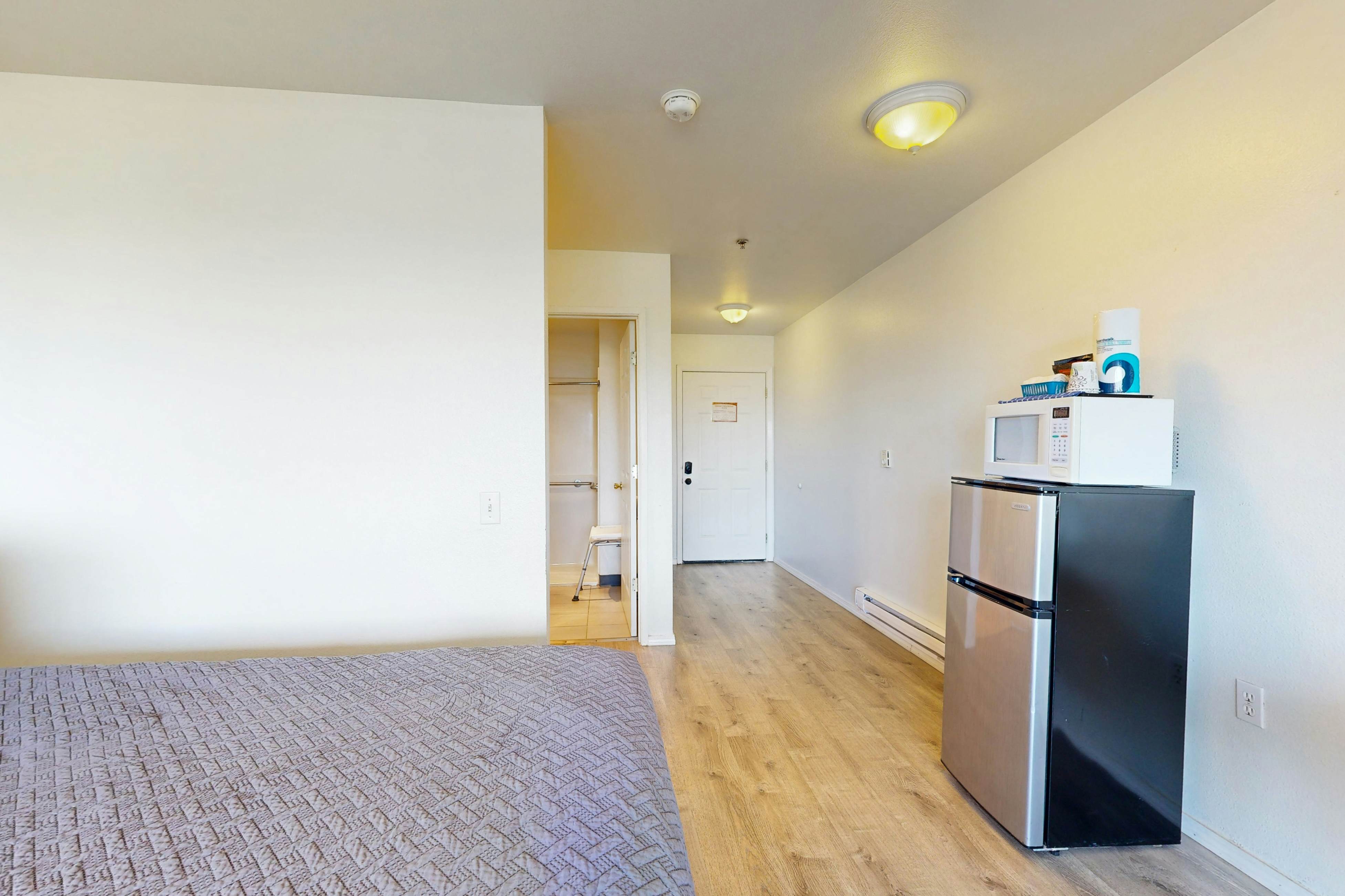 Dog-Friendly Studio with Free WiFi, Ocean Views & Easy Beach Access