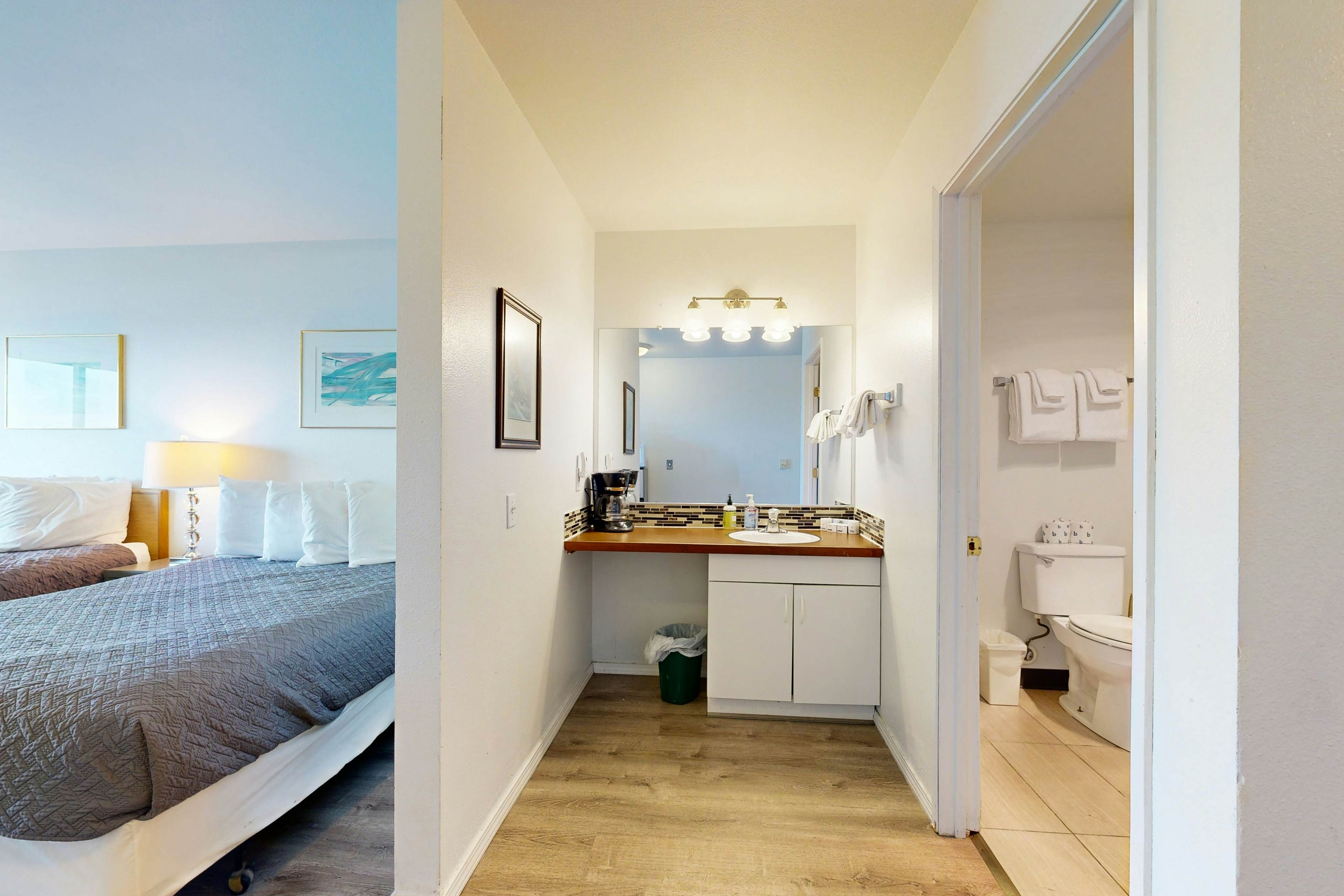 Dog-Friendly Studio with Free WiFi, Ocean Views & Easy Beach Access