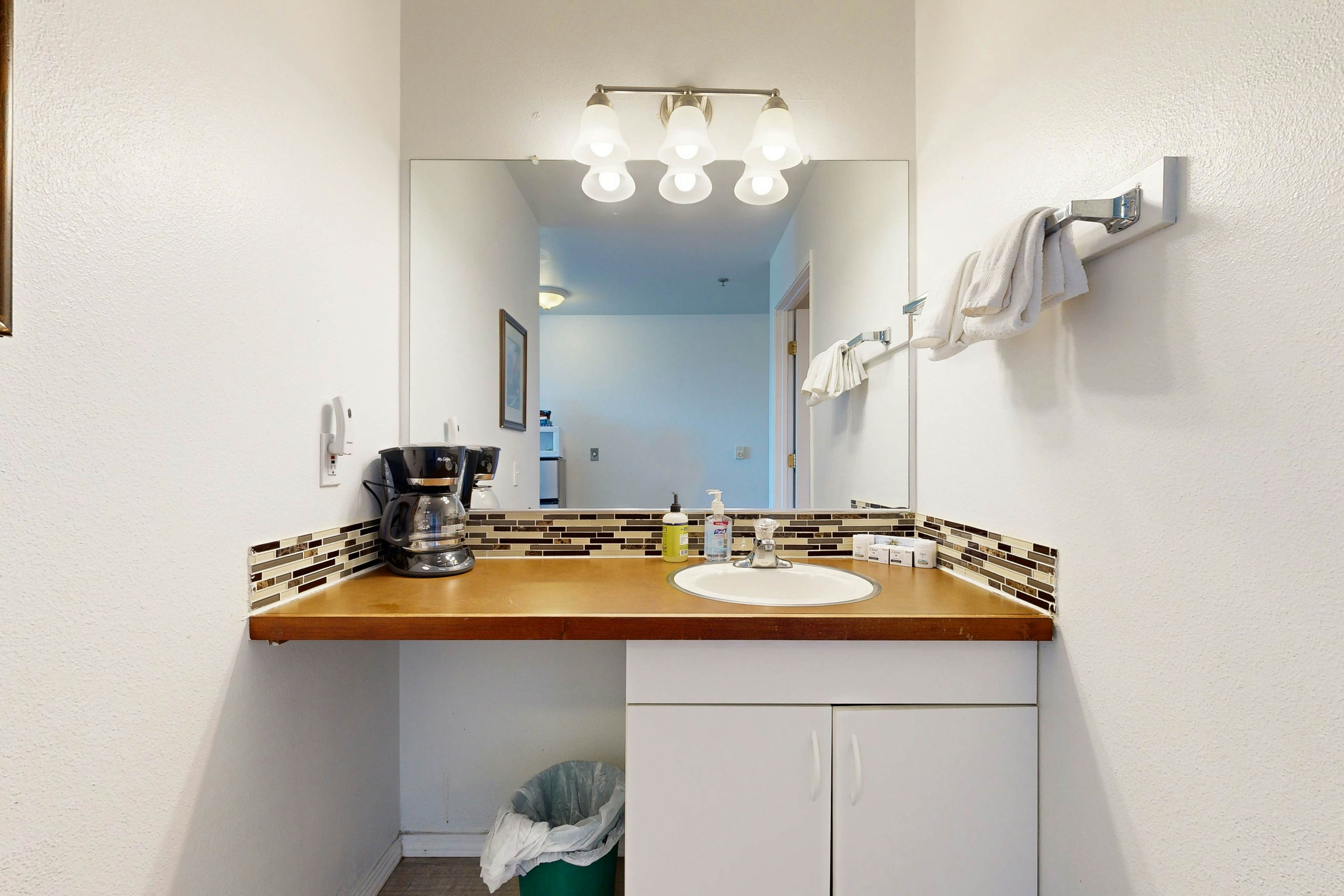 Dog-Friendly Studio with Free WiFi, Ocean Views & Easy Beach Access