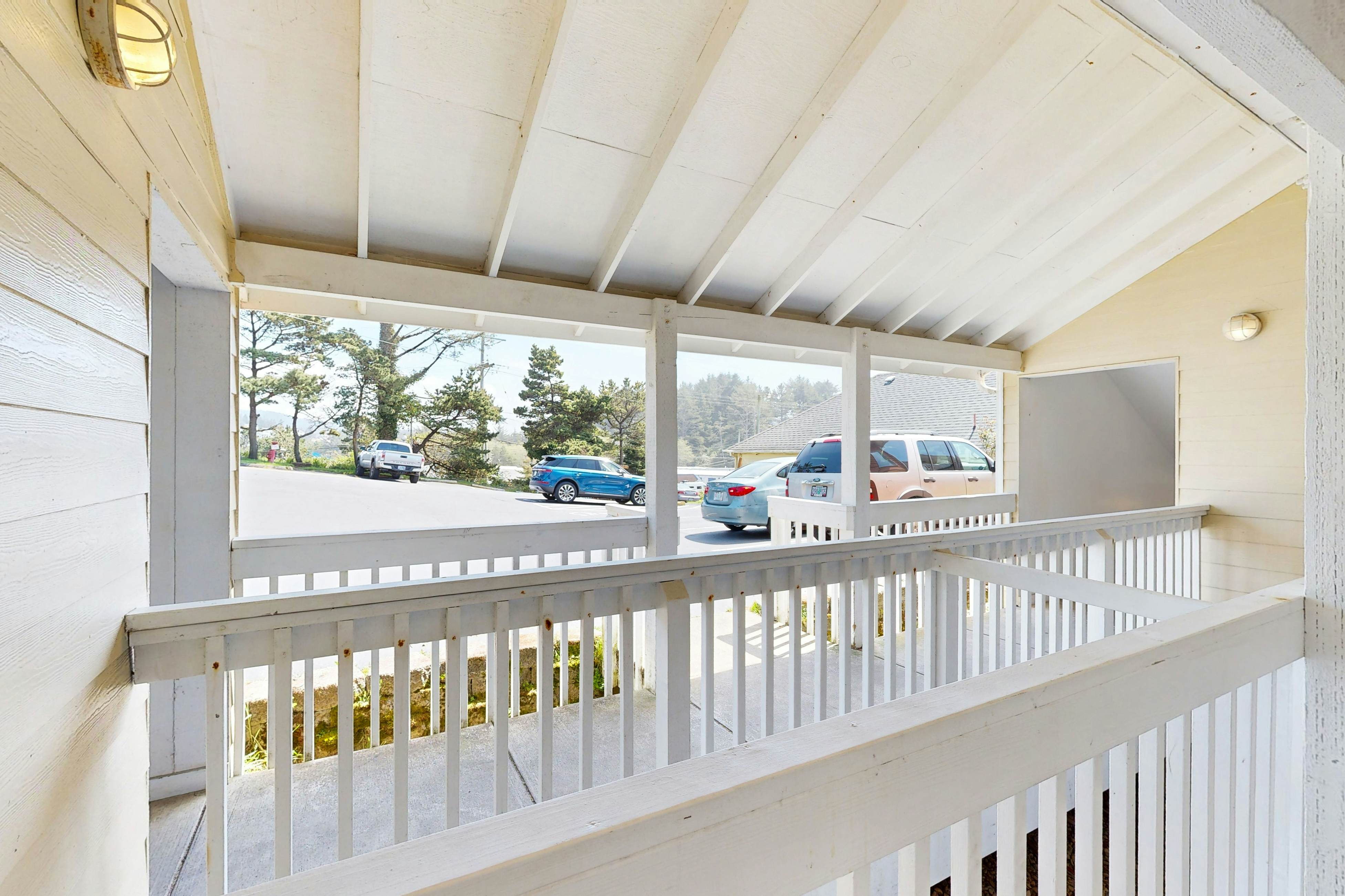 Dog-Friendly Studio with Free WiFi, Ocean Views & Easy Beach Access