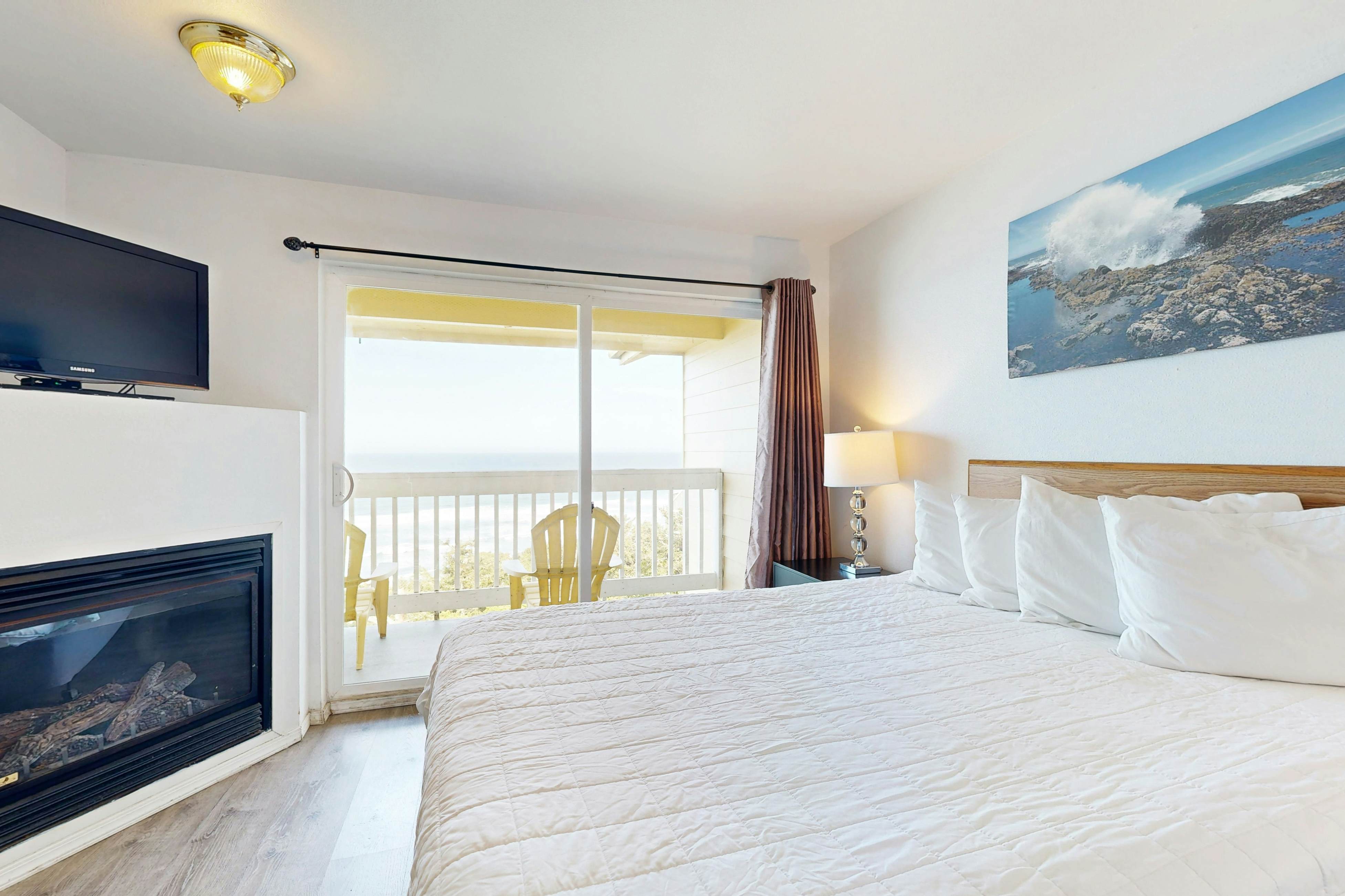 Upper-Floor Oceanview Studio, Perfect for Couples - Free WiFi, Dogs Allowed