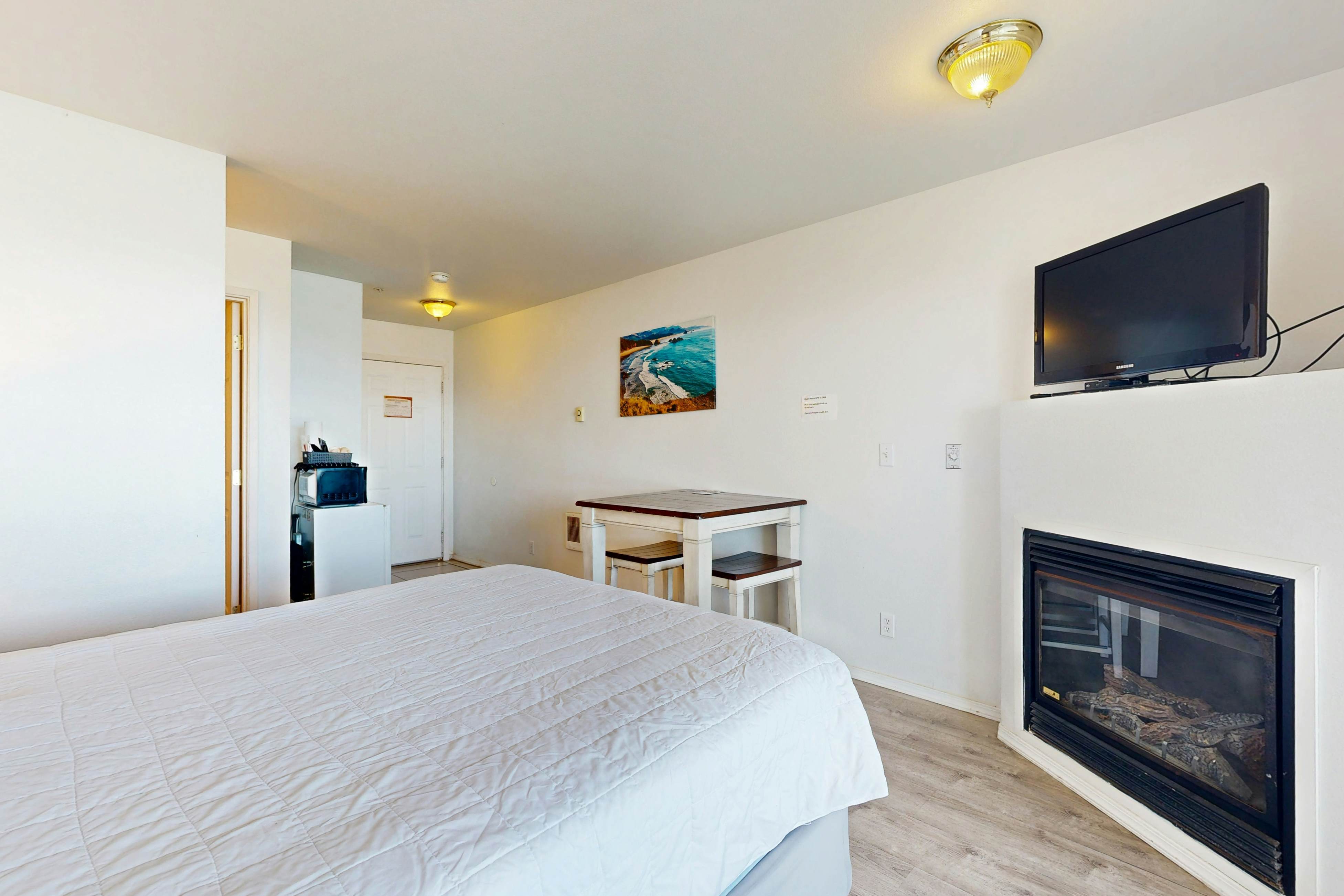 Upper-Floor Oceanview Studio, Perfect for Couples - Free WiFi, Dogs Allowed