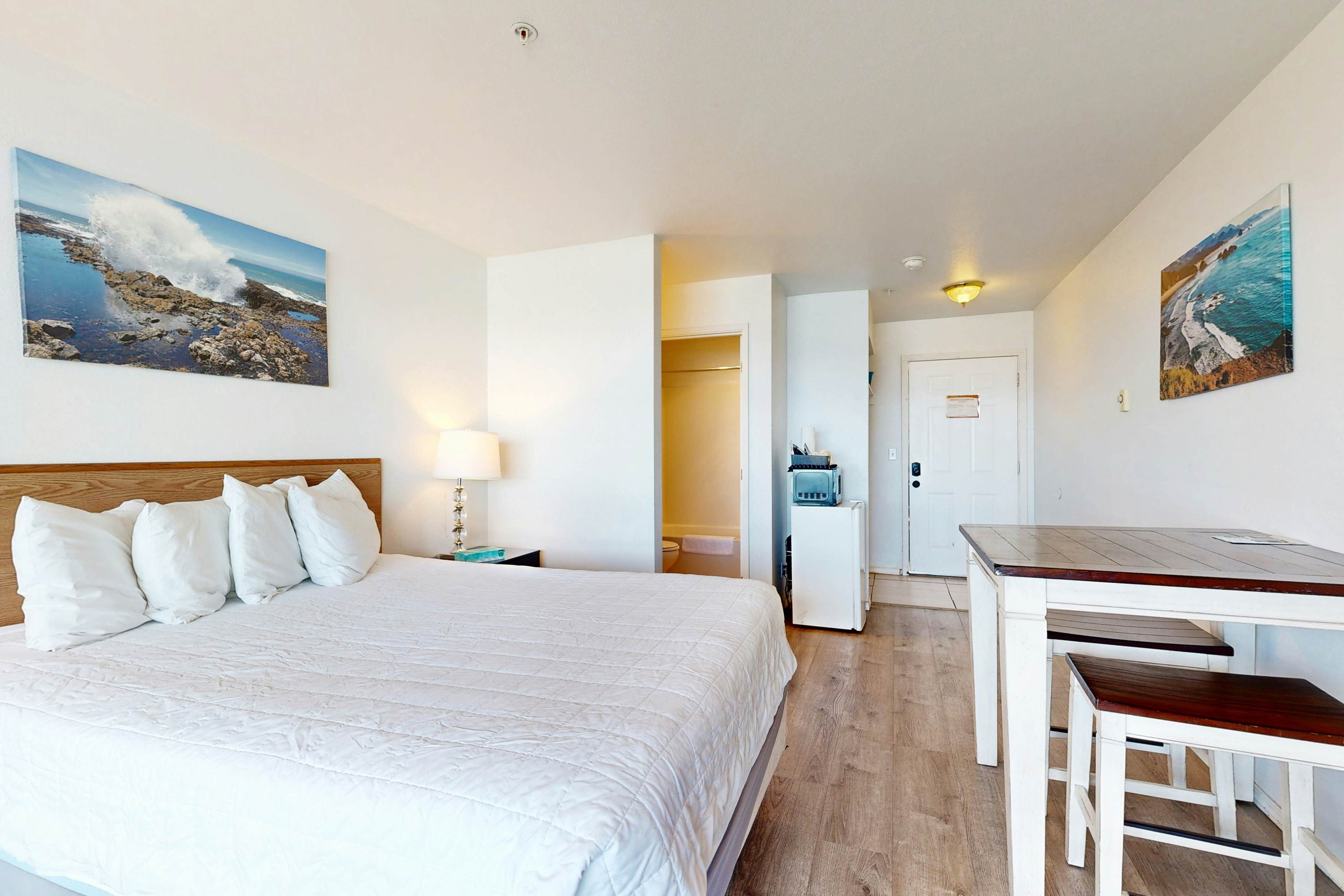 Upper-Floor Oceanview Studio, Perfect for Couples - Free WiFi, Dogs Allowed