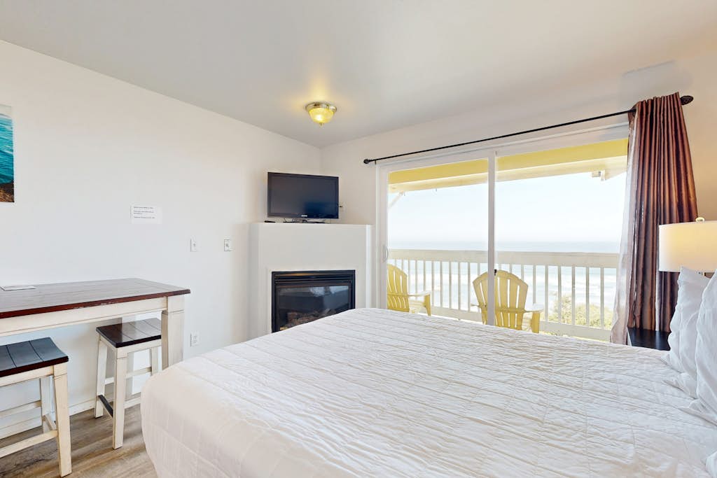 Upper Floor Oceanview Studio Perfect for Couples Free WiFi Dogs Allowed