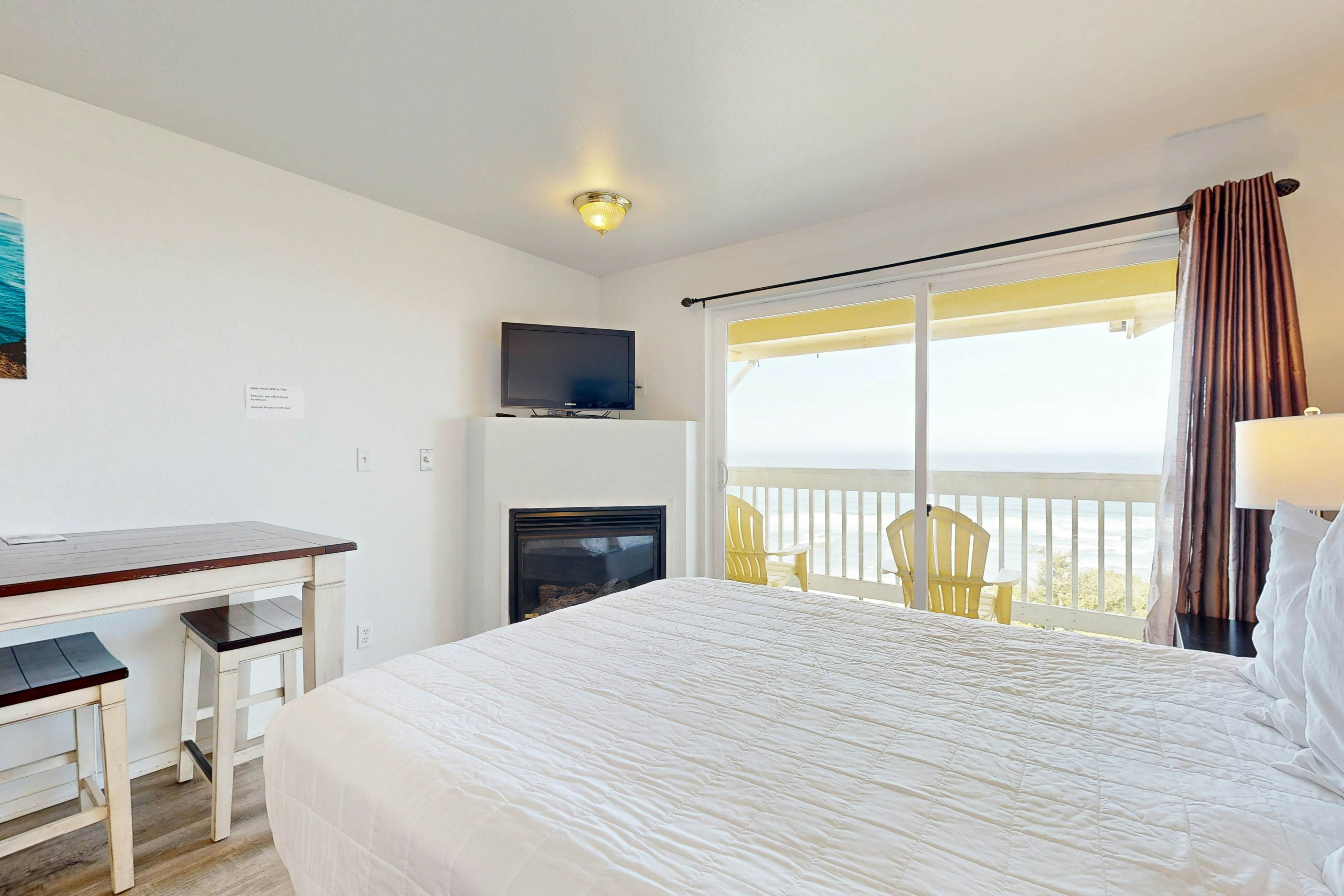 Upper-Floor Oceanview Studio, Perfect for Couples - Free WiFi, Dogs Allowed