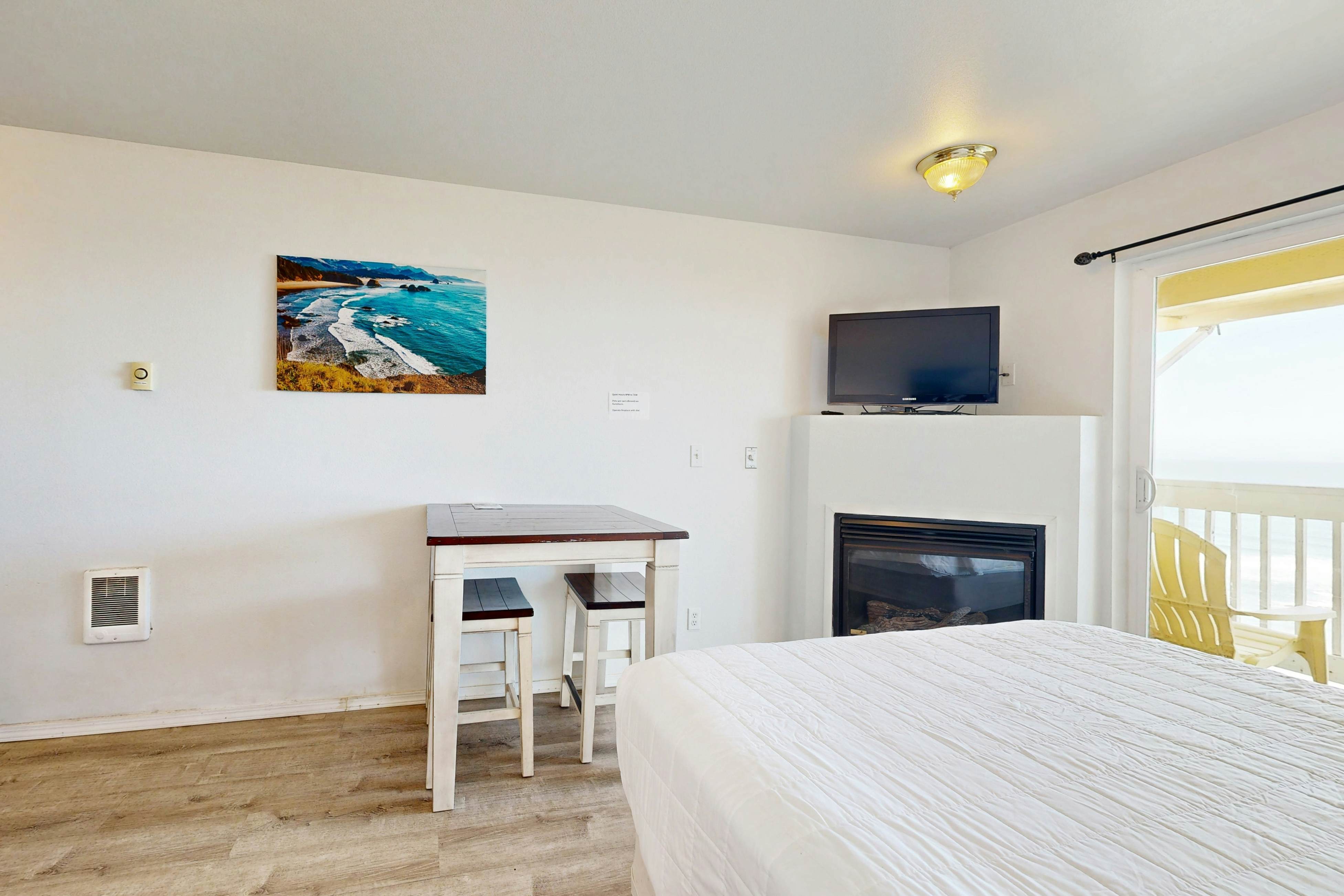 Upper-Floor Oceanview Studio, Perfect for Couples - Free WiFi, Dogs Allowed