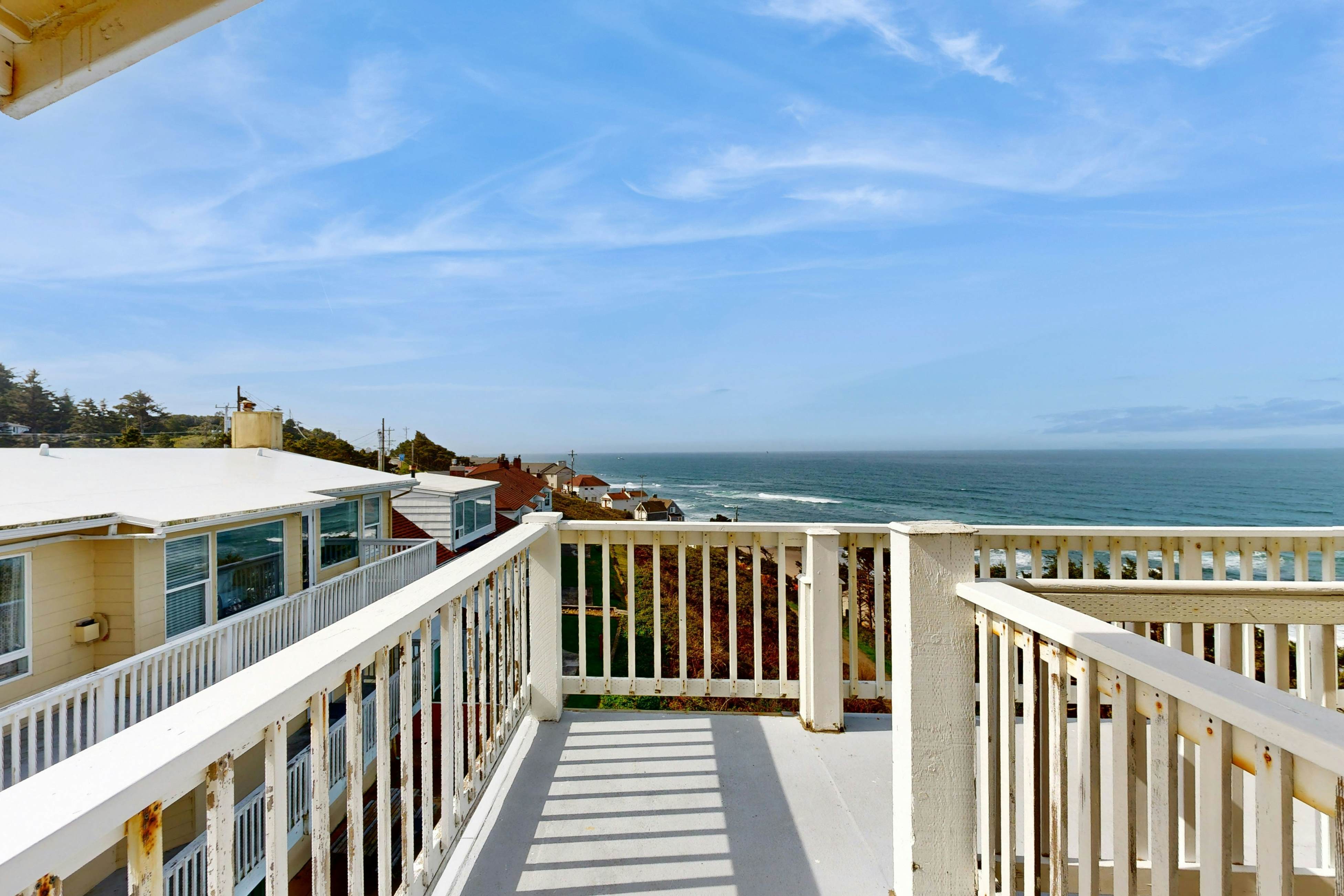 Upper-Floor Oceanview Studio, Perfect for Couples - Free WiFi, Dogs Allowed