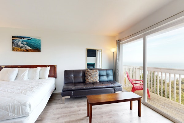 Upper Level Studio with Balcony Dog Friendly and Great Ocean Views