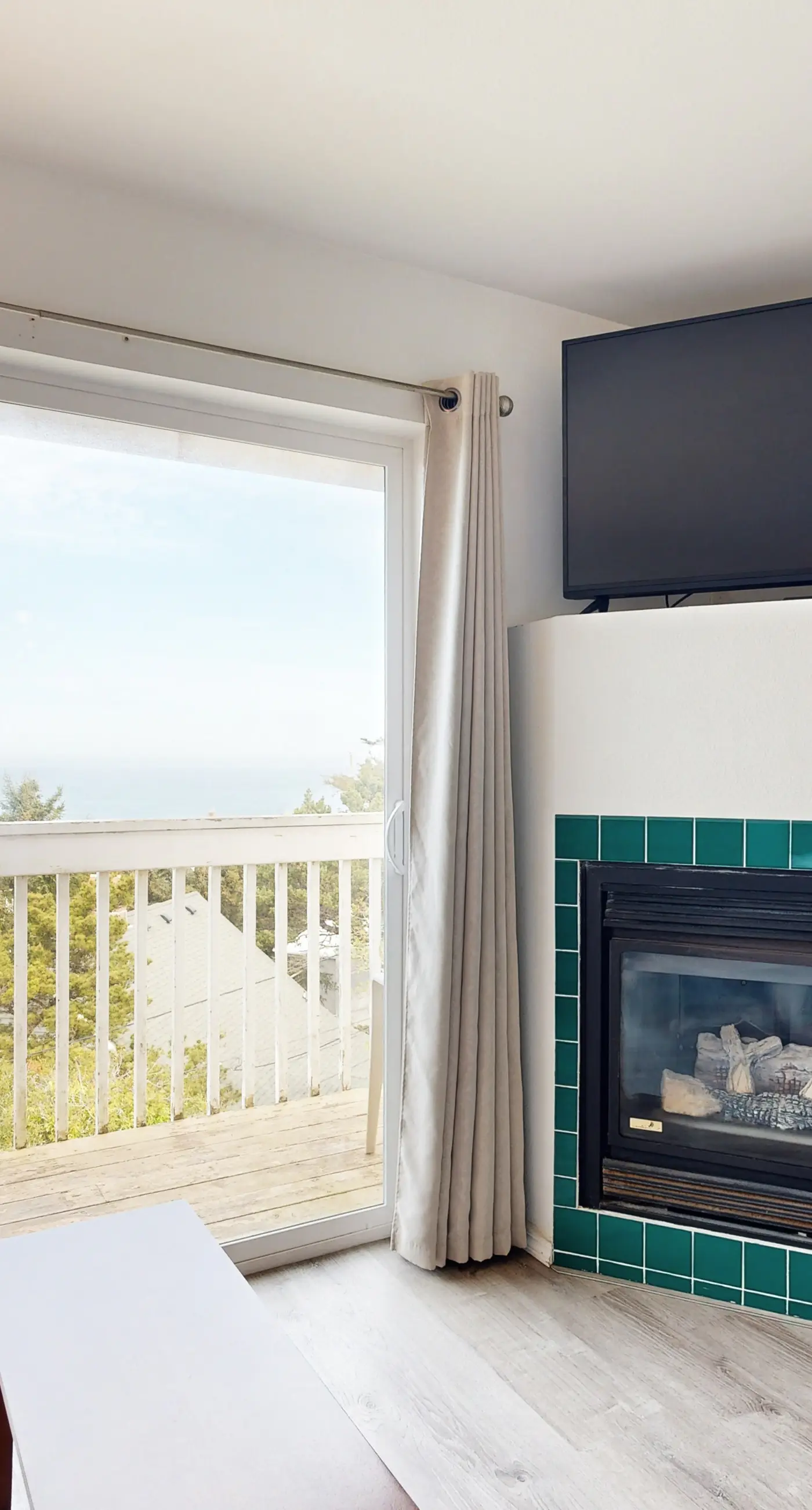 Upper Level Studio with Balcony Dog Friendly and Great Ocean Views