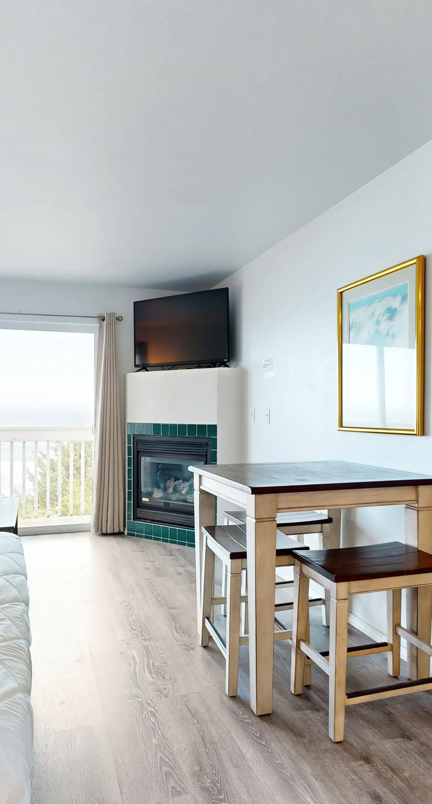 Upper Level Studio with Balcony Dog Friendly and Great Ocean Views