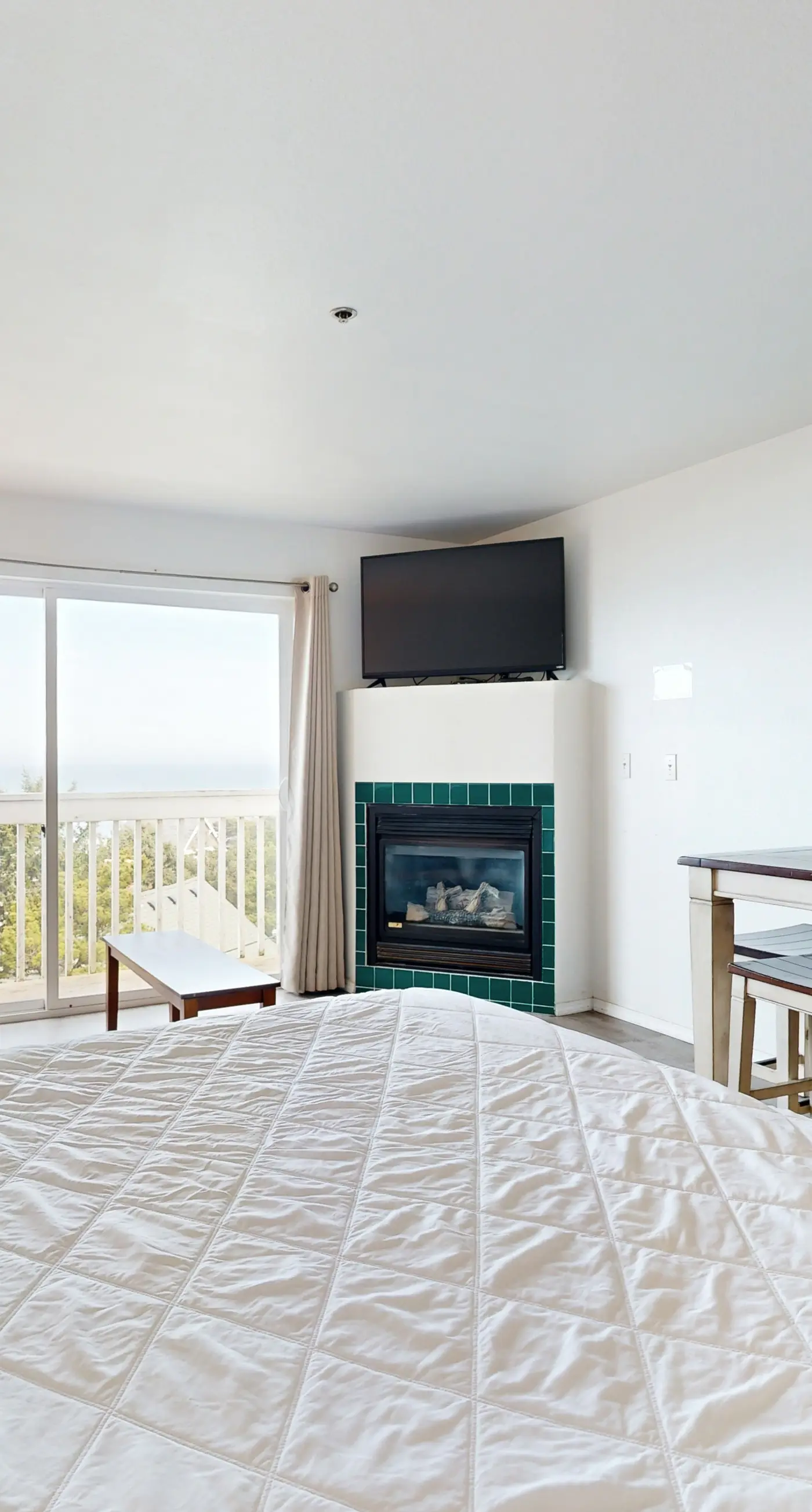 Upper Level Studio with Balcony Dog Friendly and Great Ocean Views