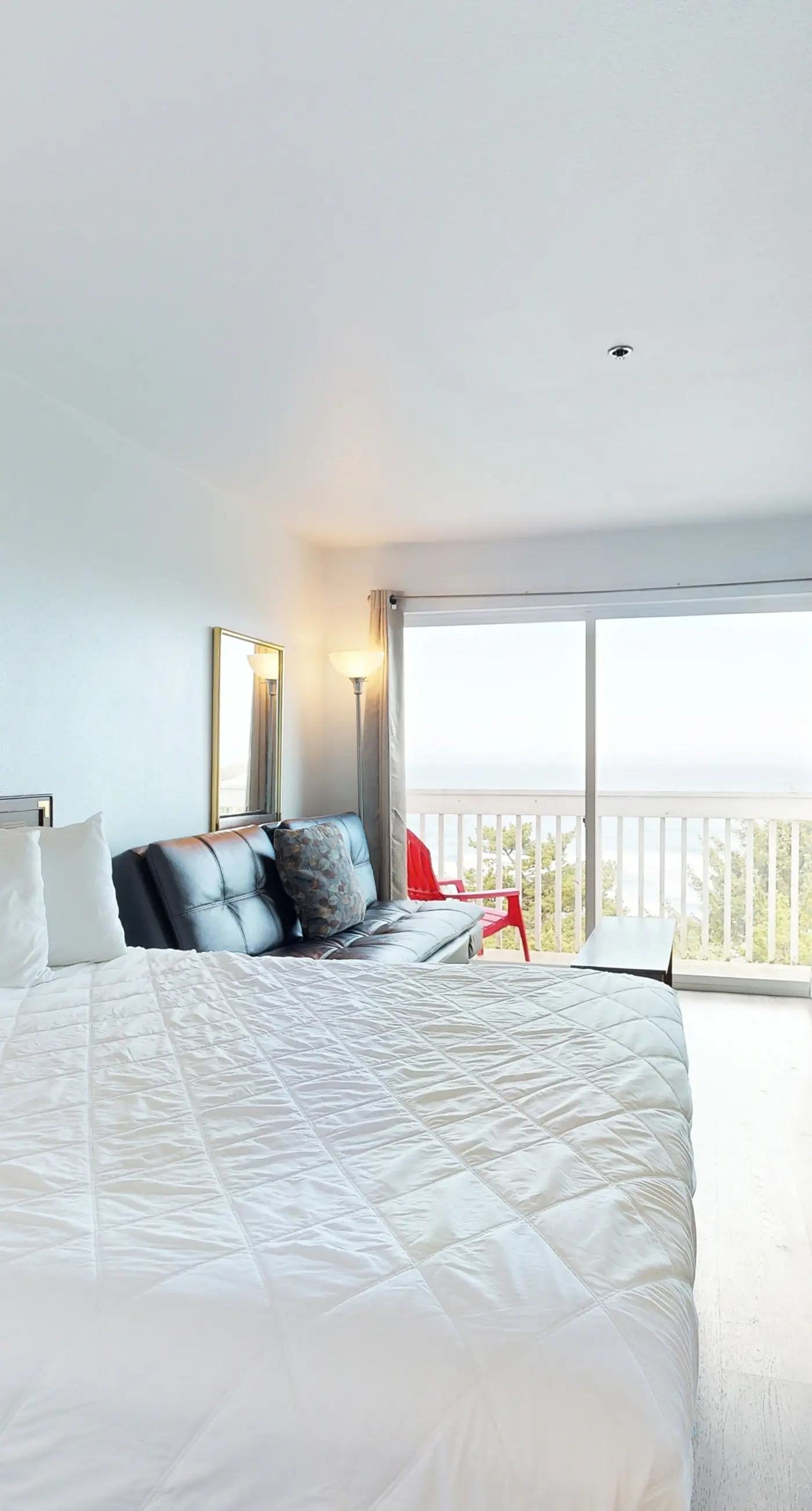 Upper Level Studio with Balcony Dog Friendly and Great Ocean Views