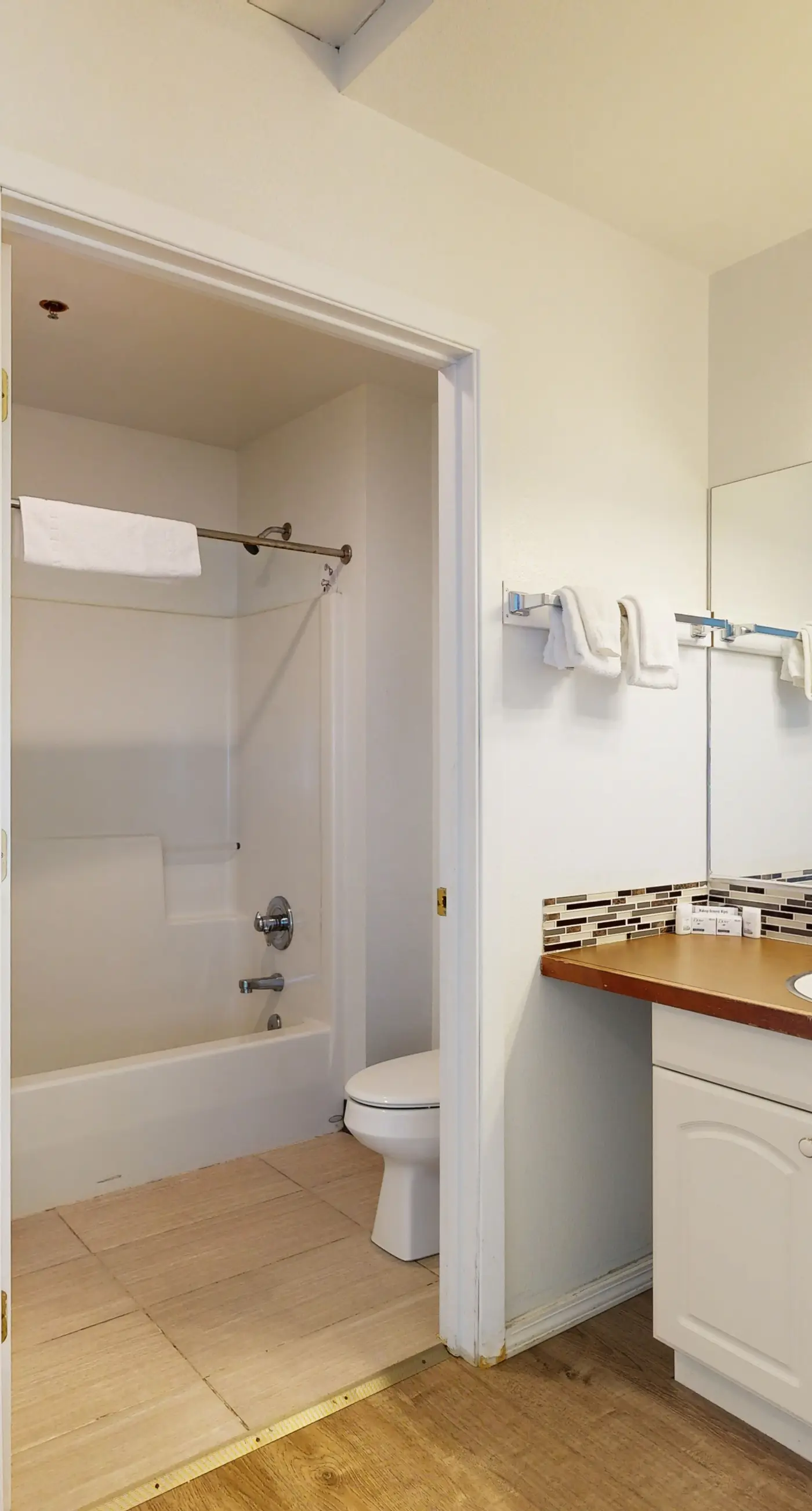 Upper Level Studio with Balcony Dog Friendly and Great Ocean Views