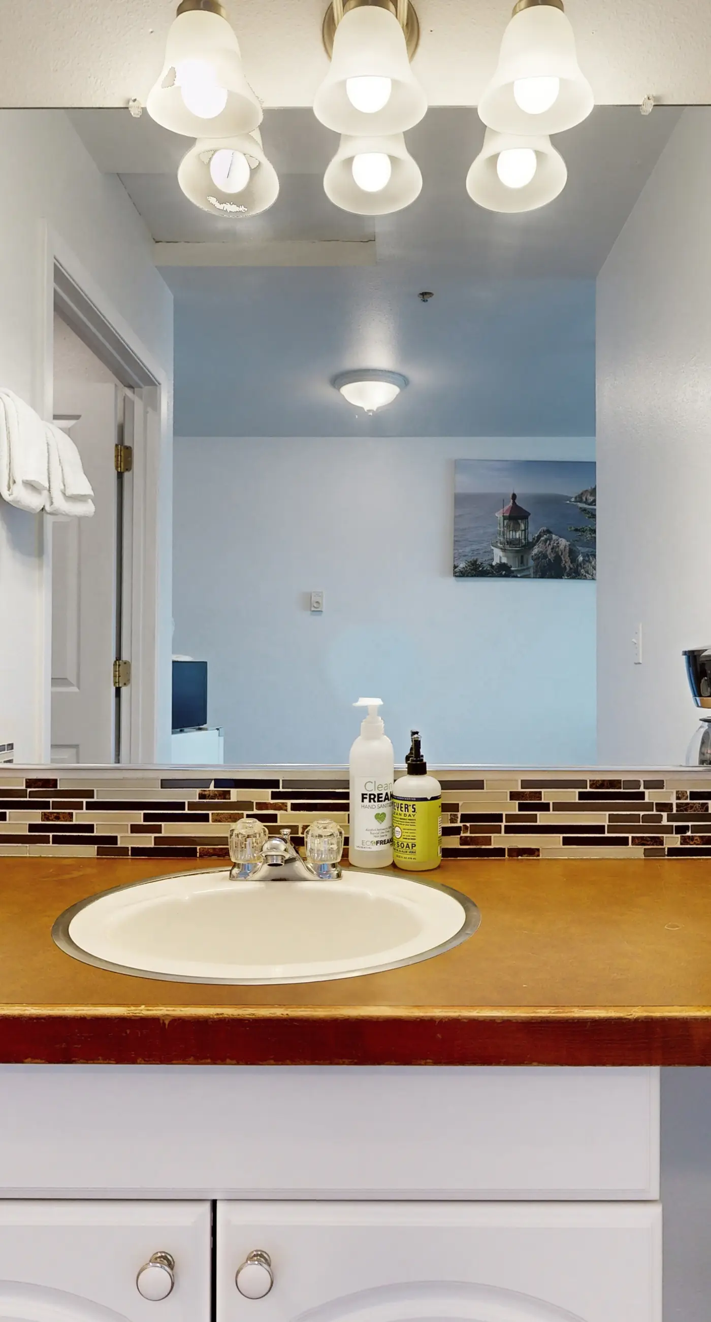 Upper Level Studio with Balcony Dog Friendly and Great Ocean Views