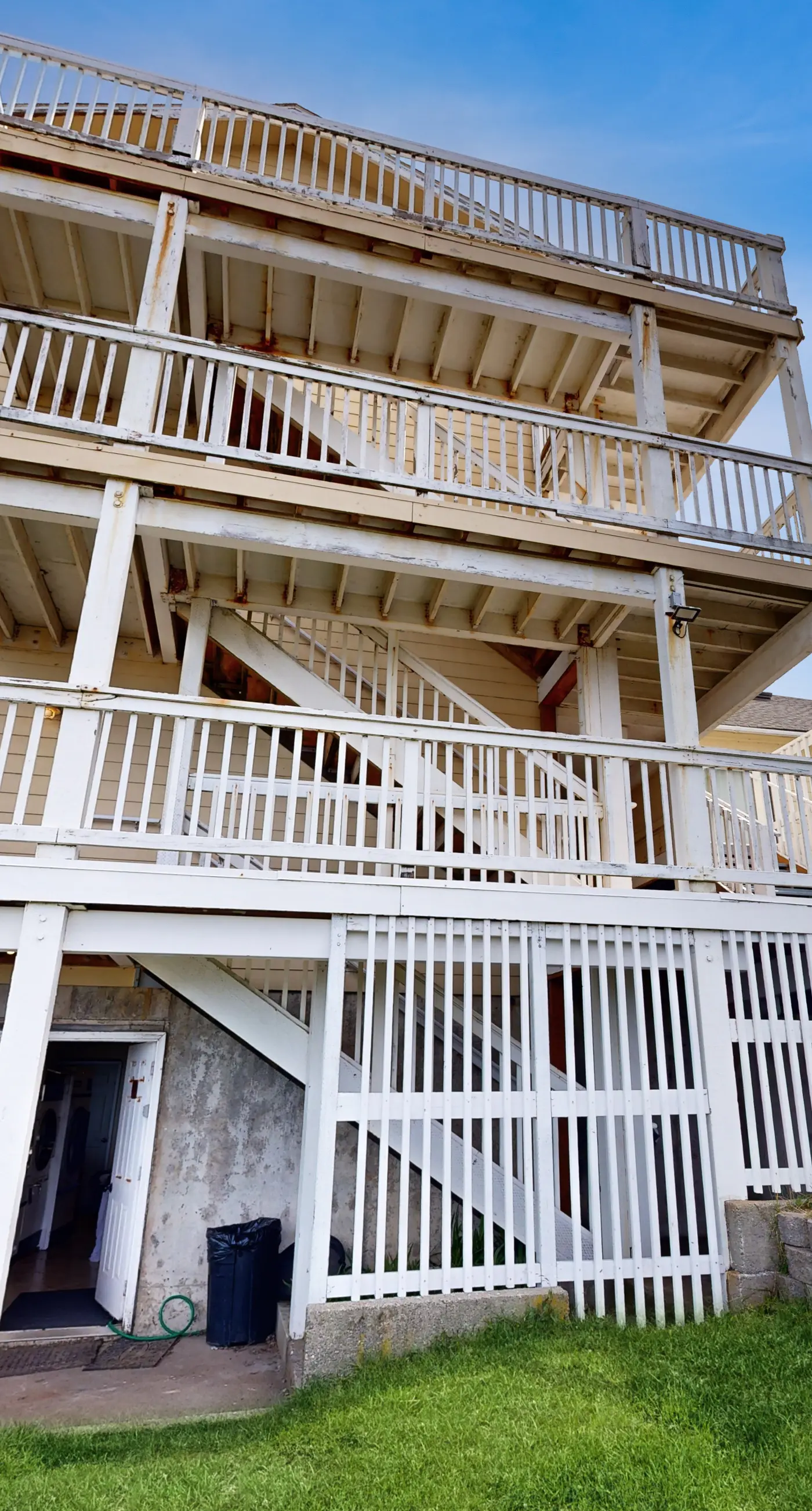 Upper Level Studio with Balcony Dog Friendly and Great Ocean Views
