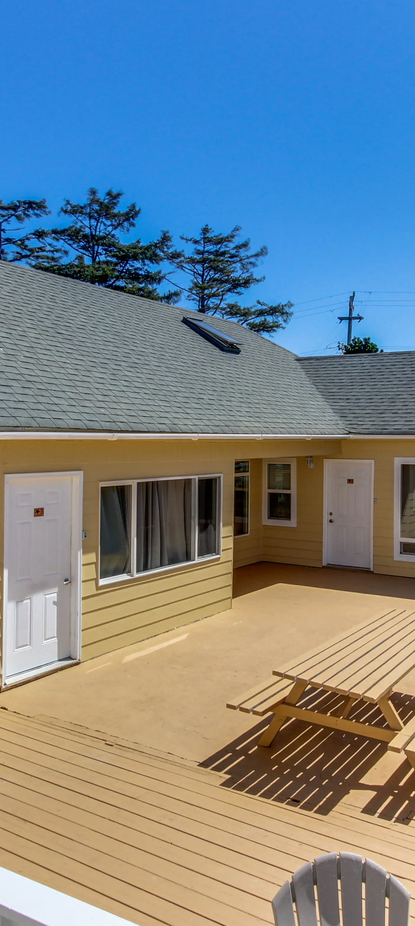 Upper Level Studio with Balcony Dog Friendly and Great Ocean Views