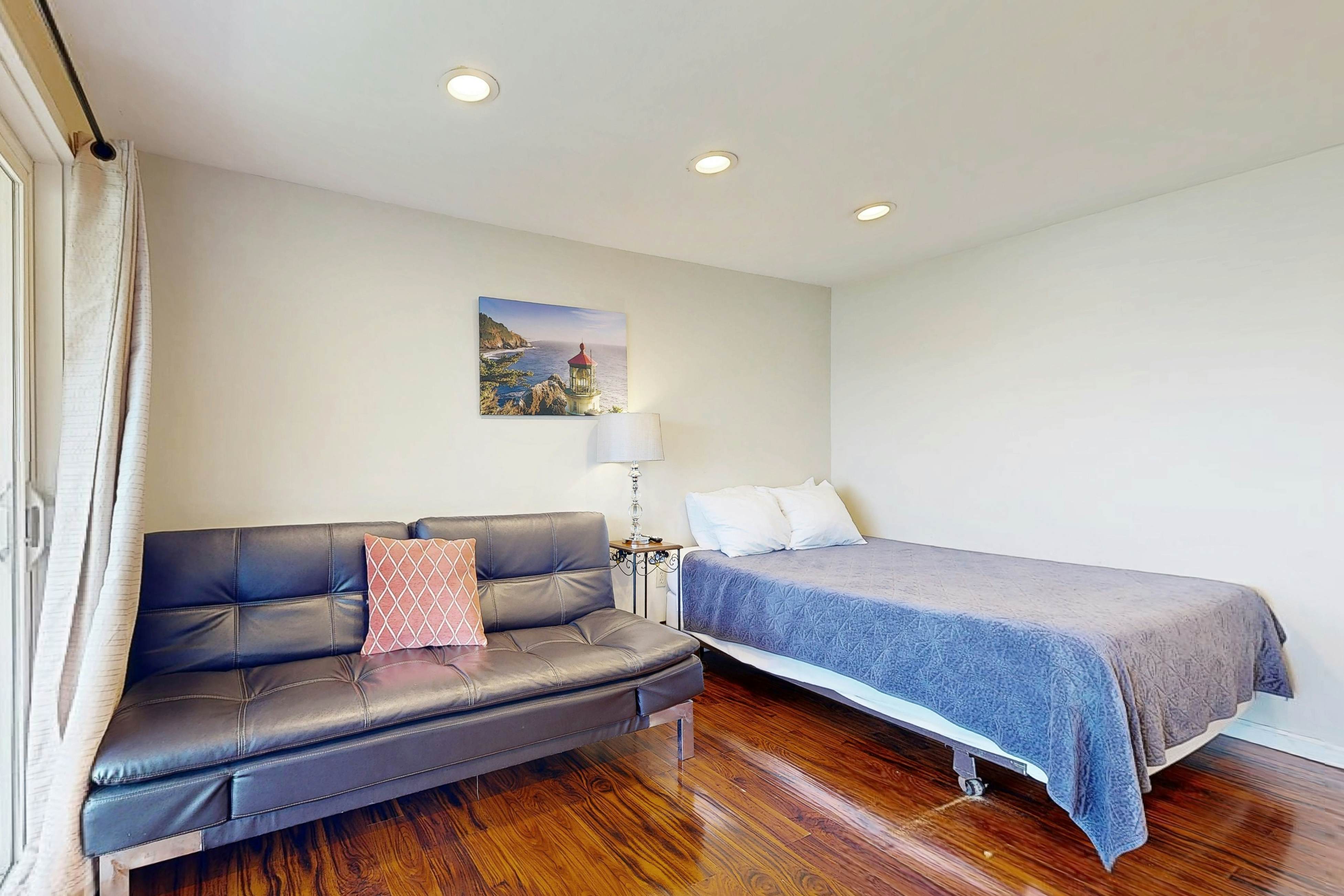 Affordable Dog-Friendly Studio, Ocean Views & Nearby Beach Access