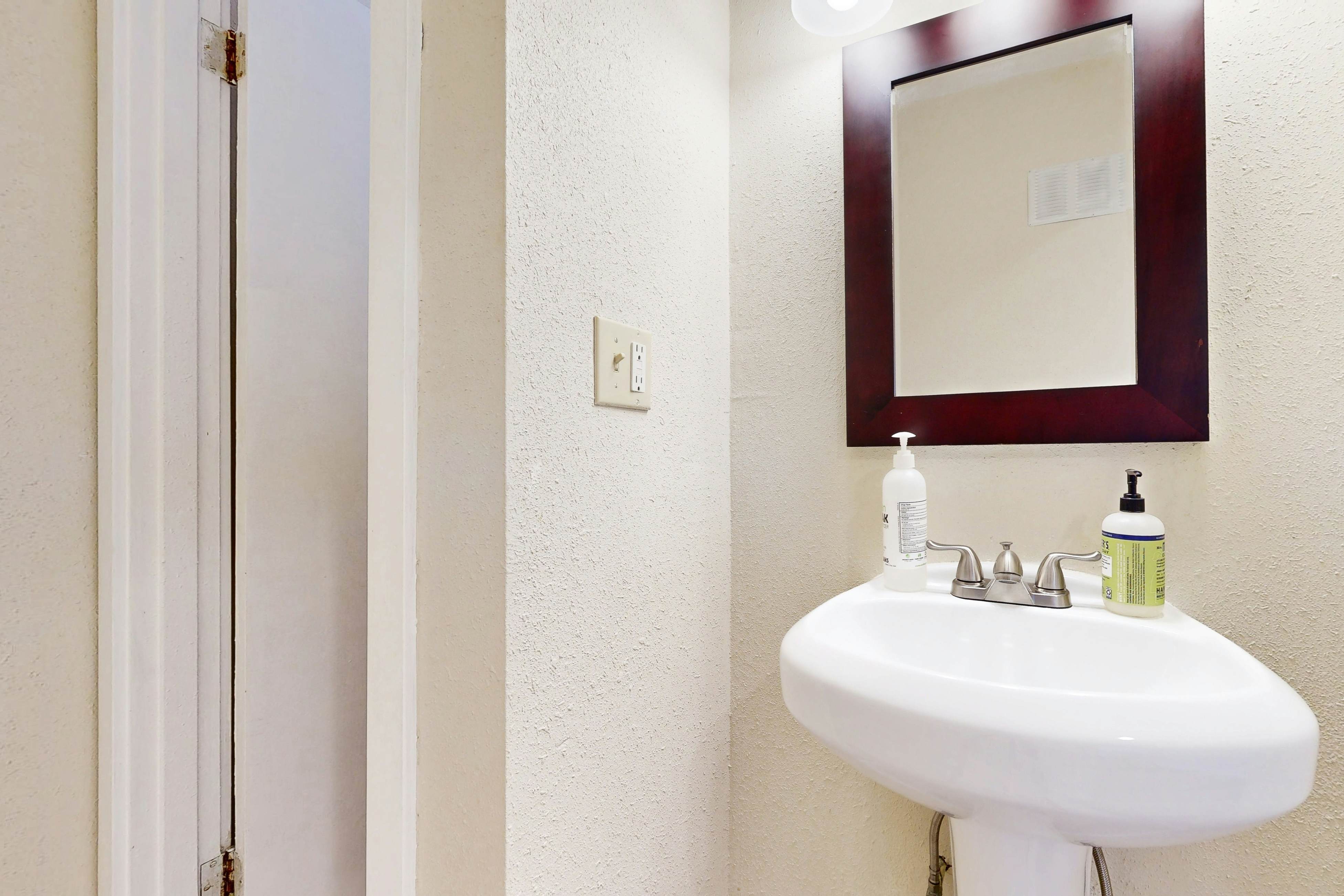 Affordable Dog-Friendly Studio, Ocean Views & Nearby Beach Access