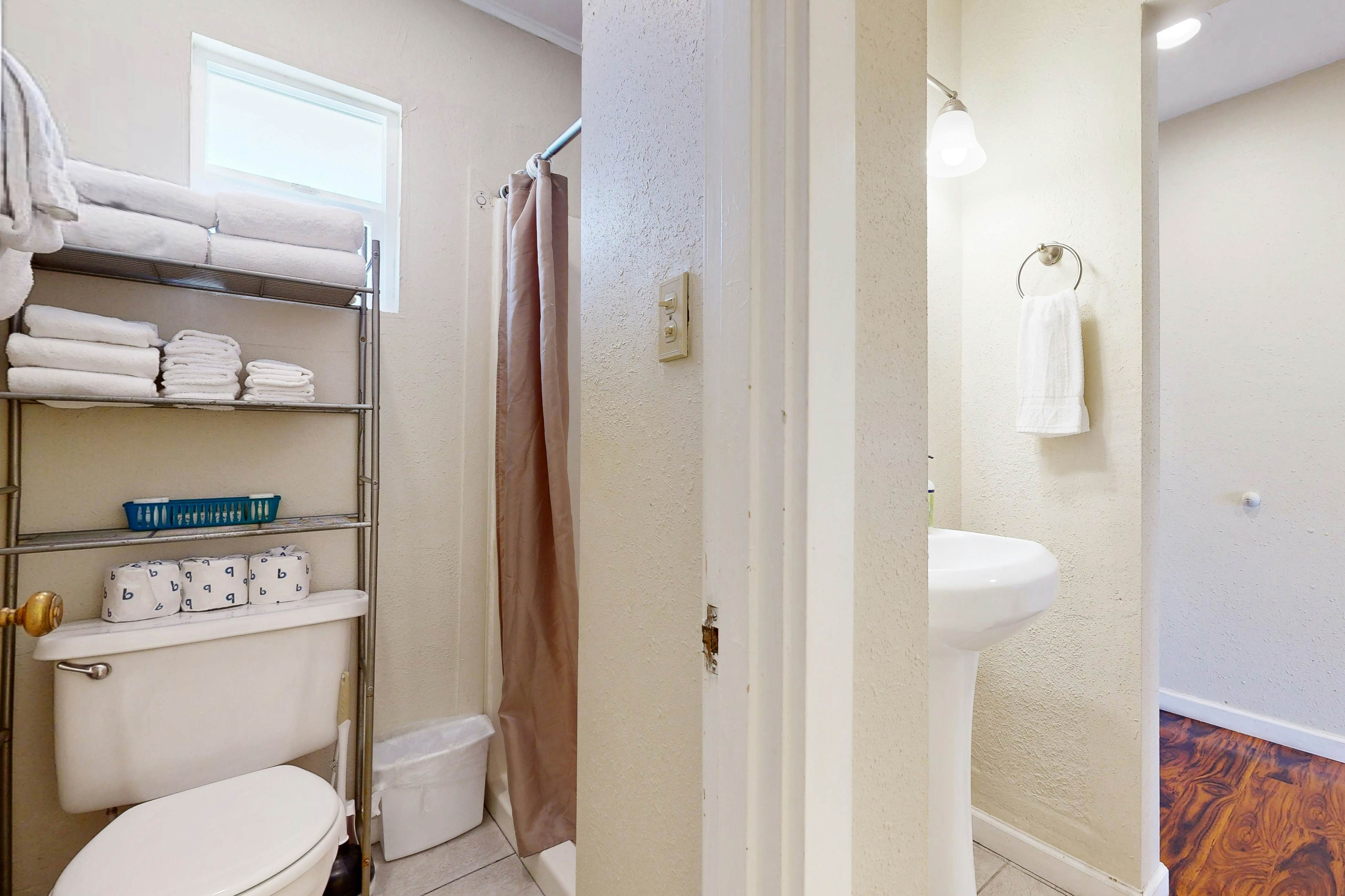 Affordable Dog-Friendly Studio, Ocean Views & Nearby Beach Access