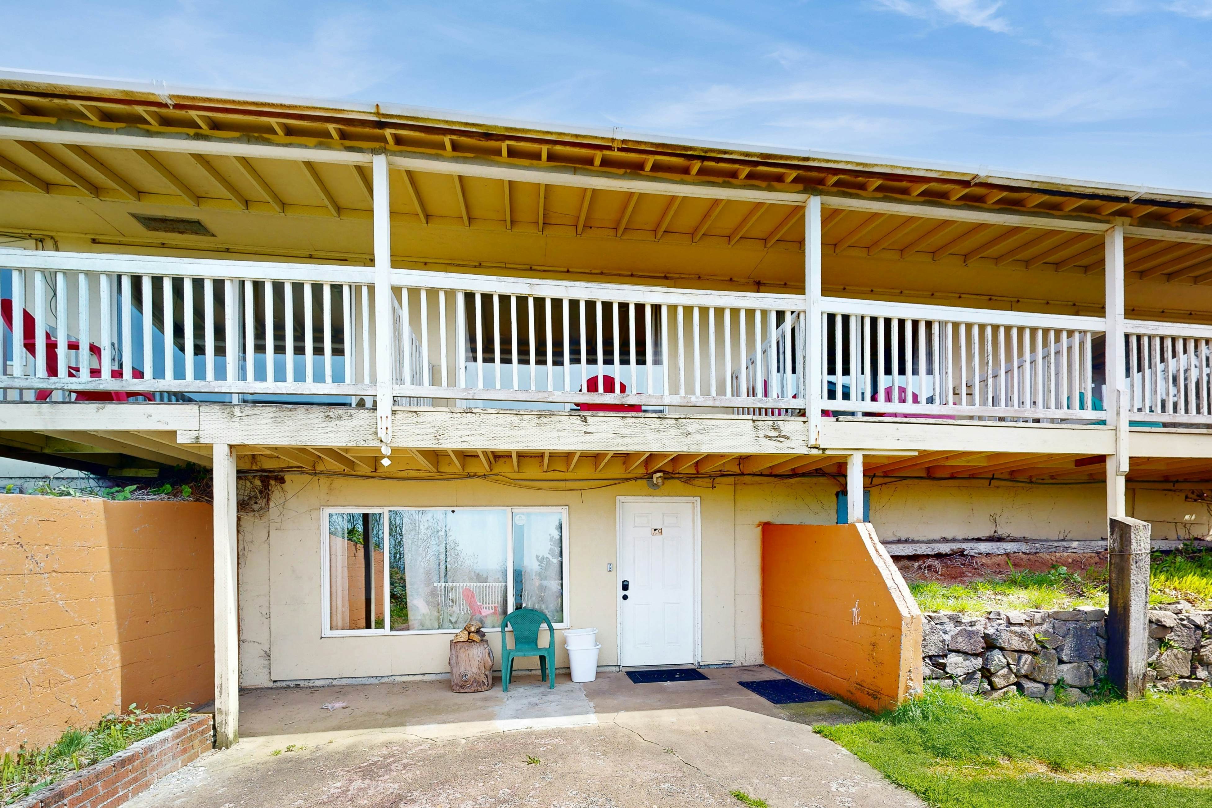 Affordable Dog-Friendly Studio, Ocean Views & Nearby Beach Access