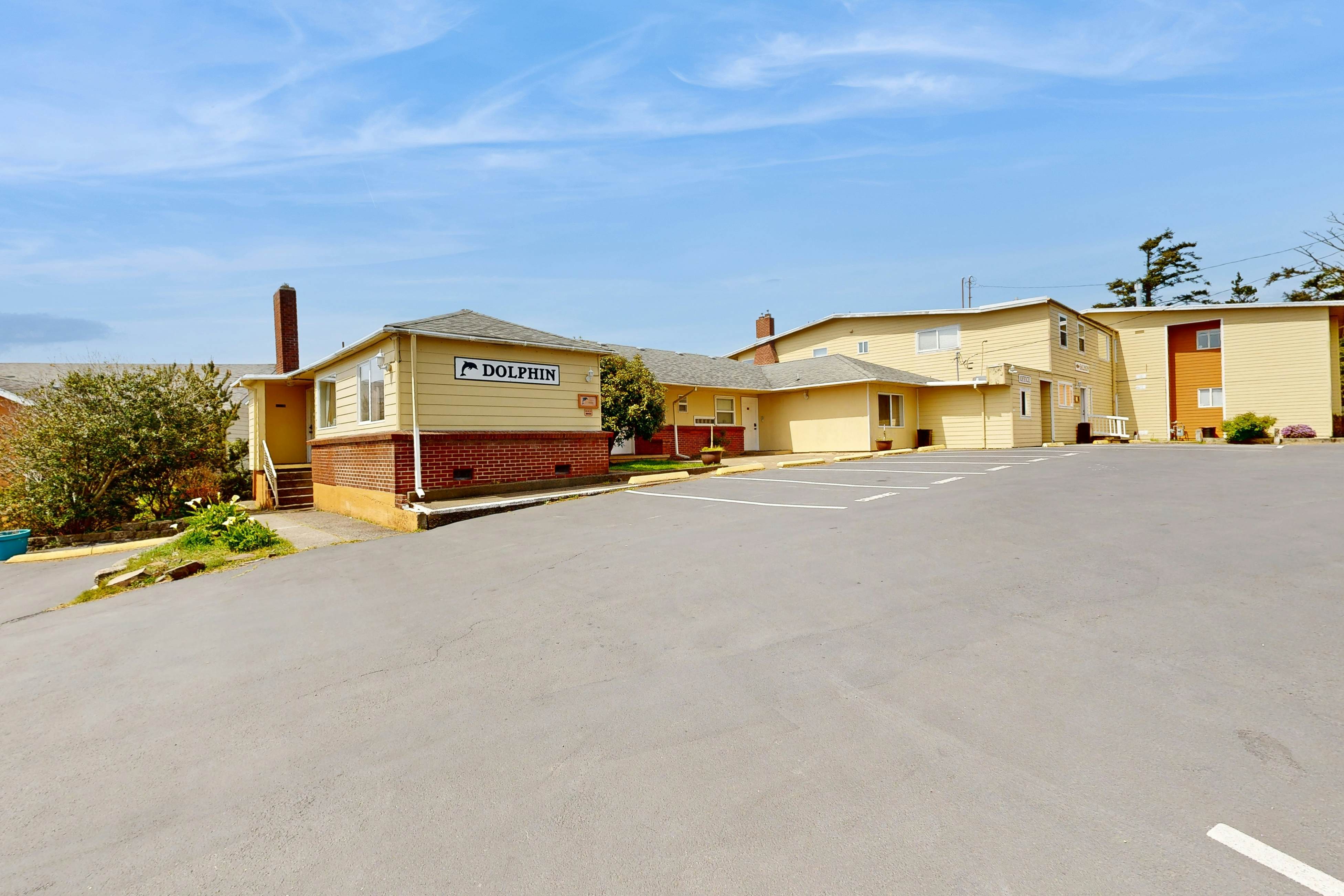 Affordable Dog-Friendly Studio, Ocean Views & Nearby Beach Access