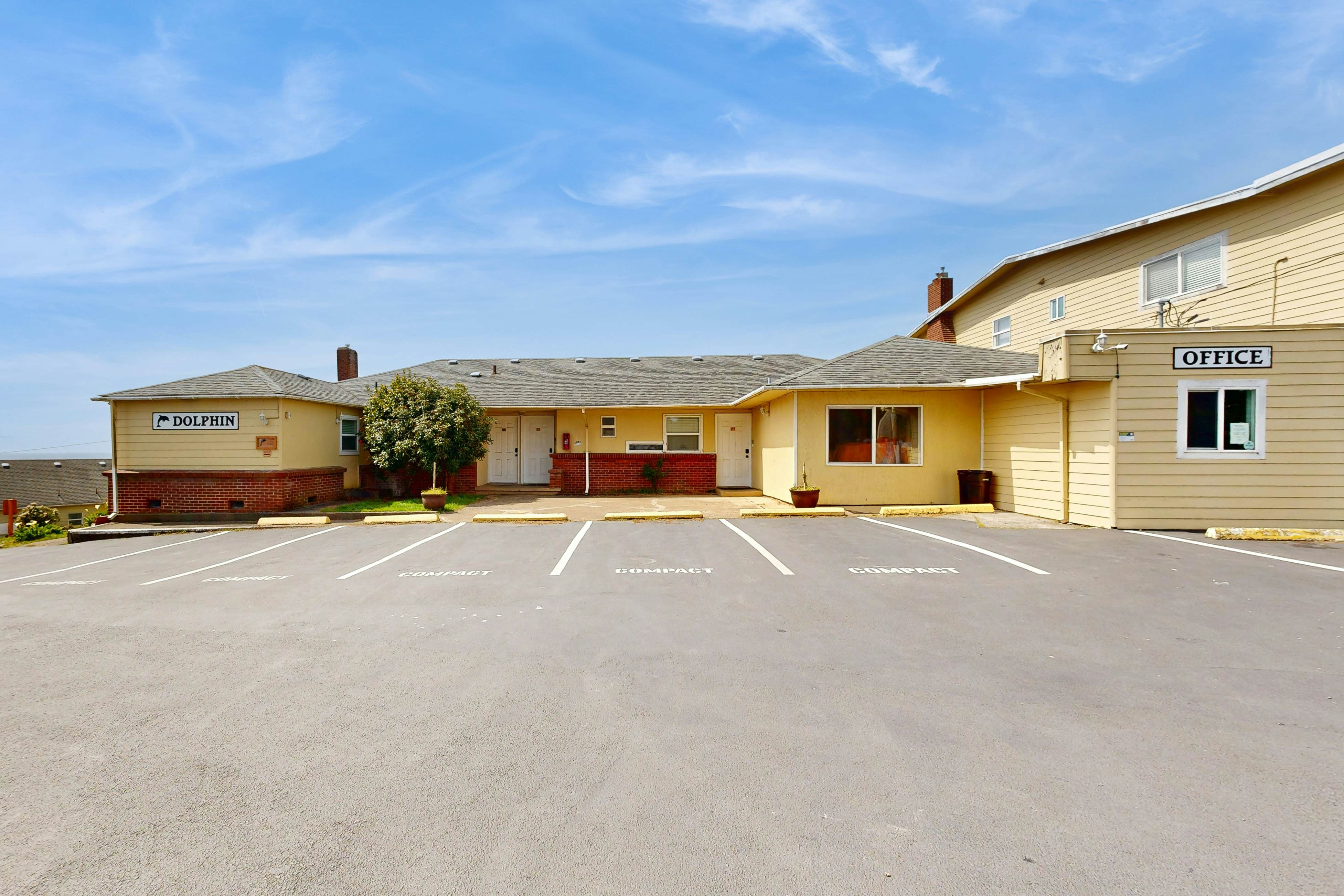 Affordable Dog-Friendly Studio, Ocean Views & Nearby Beach Access